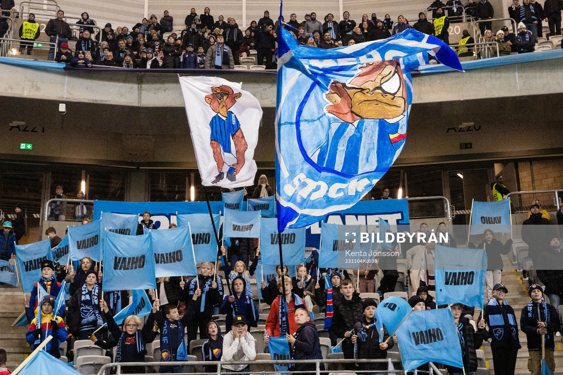 Djurgårdens supportrar med skyltar tillägnad målvakt