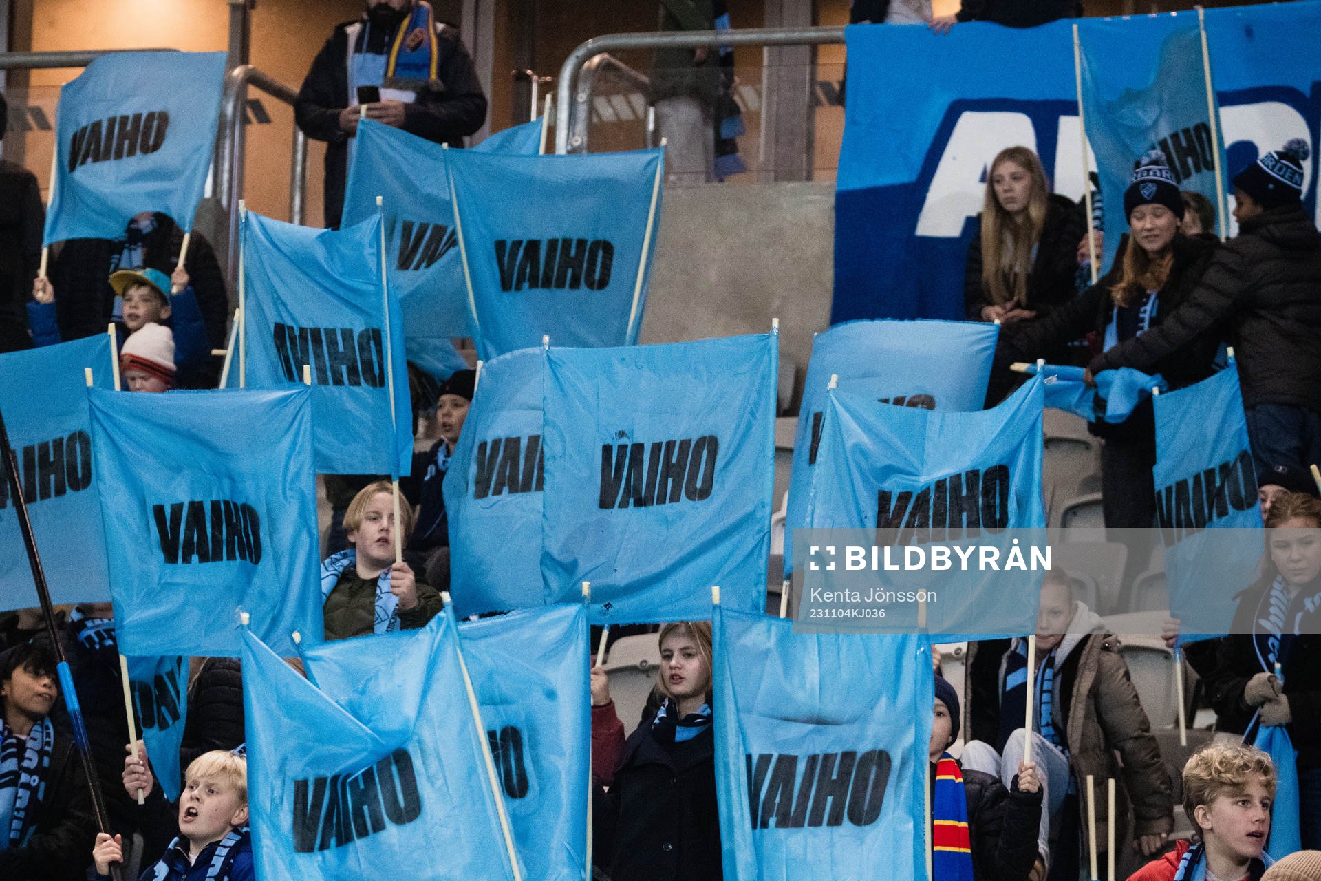 Djurgårdens supportrar med skyltar tillägnad målvakt