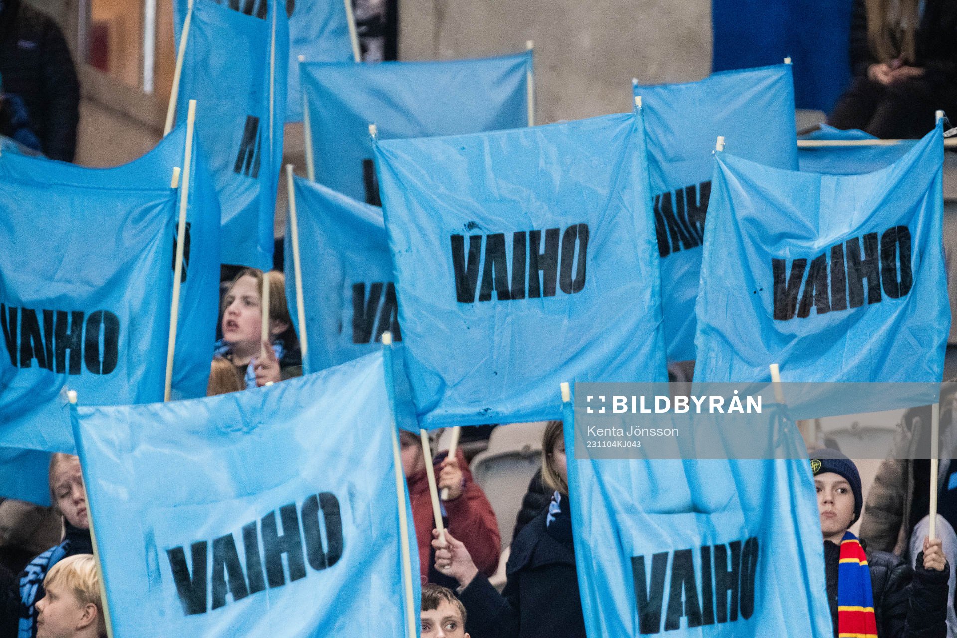 Djurgårdens supportrar med skyltar tillägnad målvakt