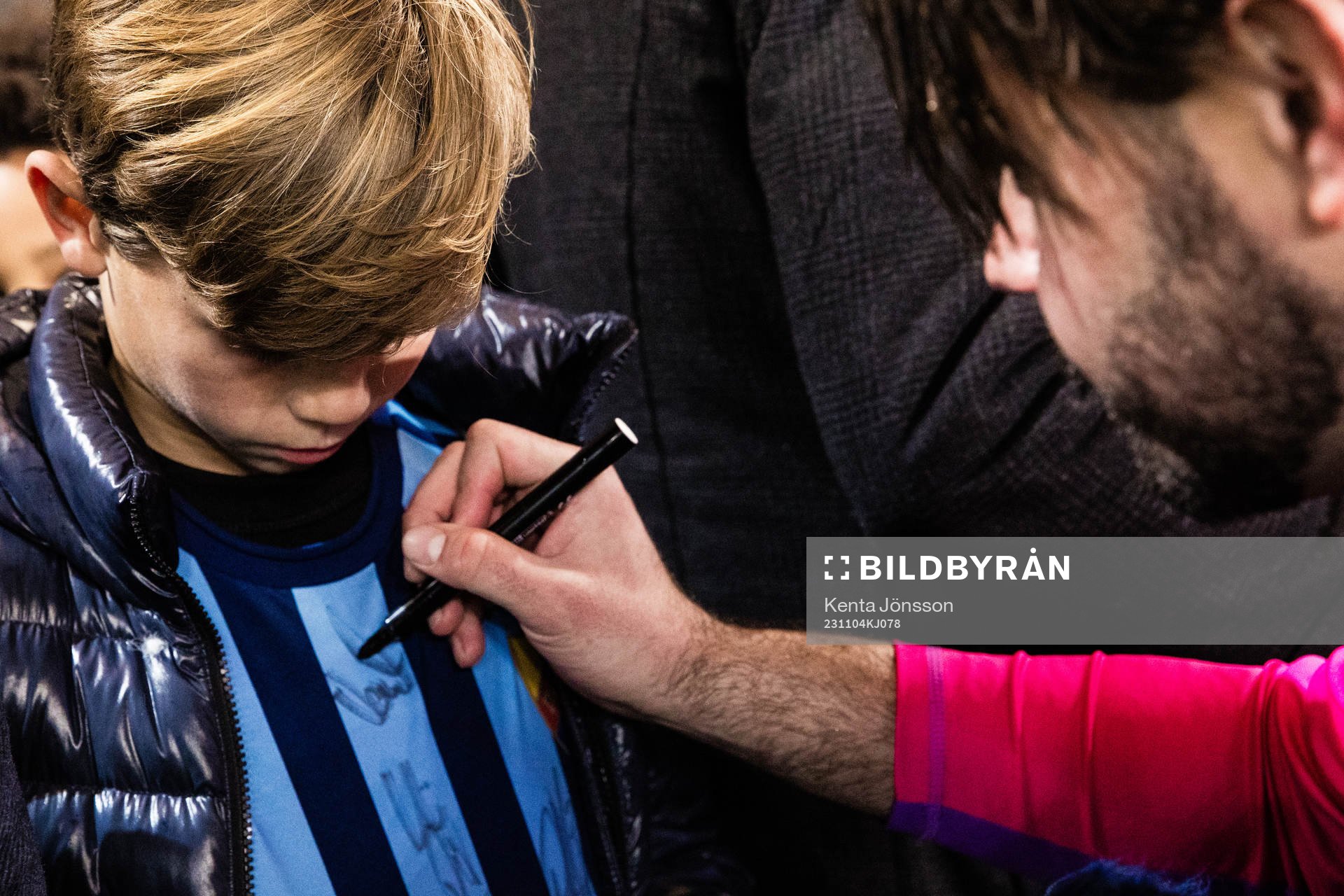 Djurgårdens målvakt Tommi Vaiho skriver autografer med