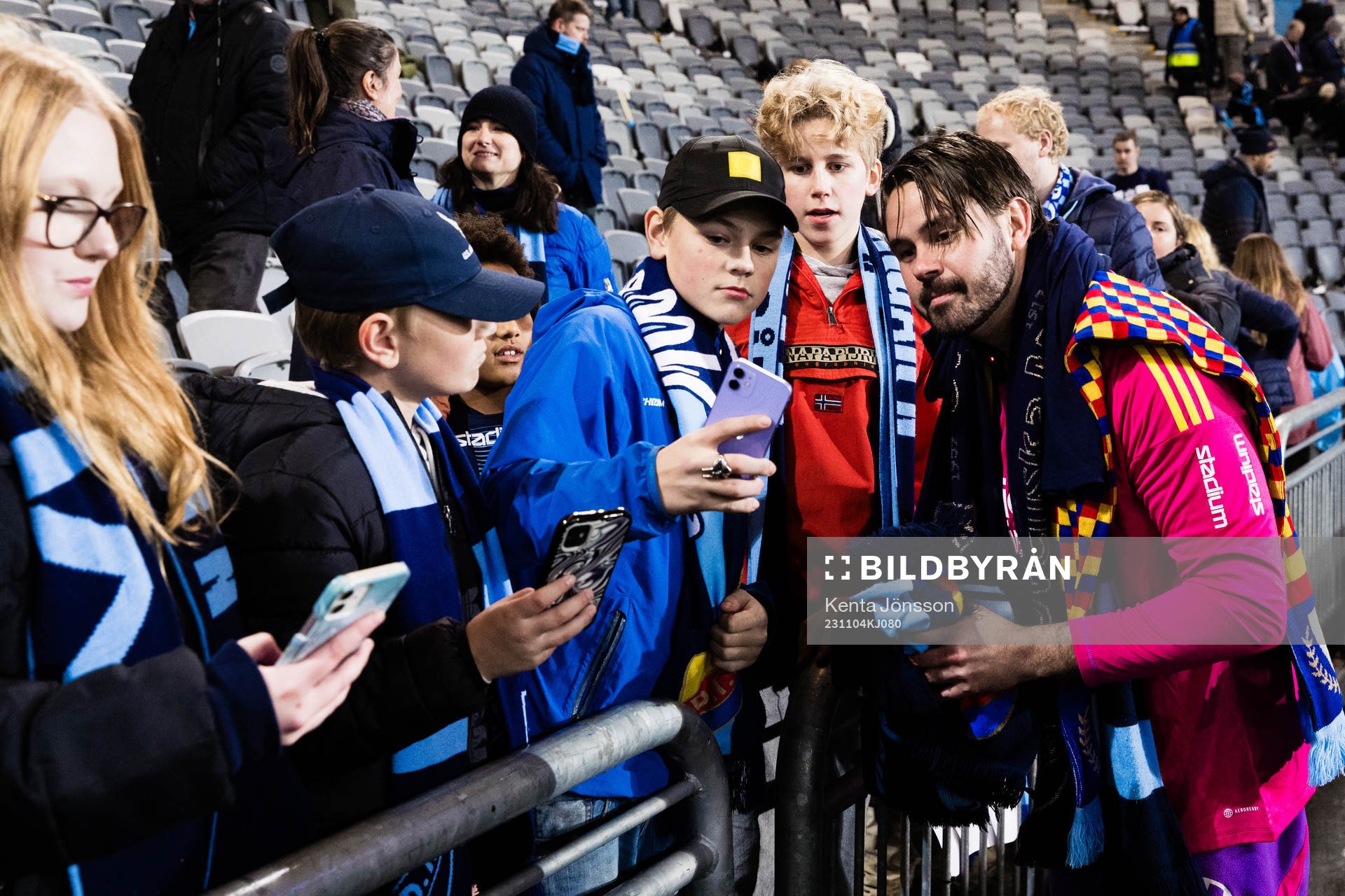 Djurgårdens målvakt Tommi Vaiho med supportrar