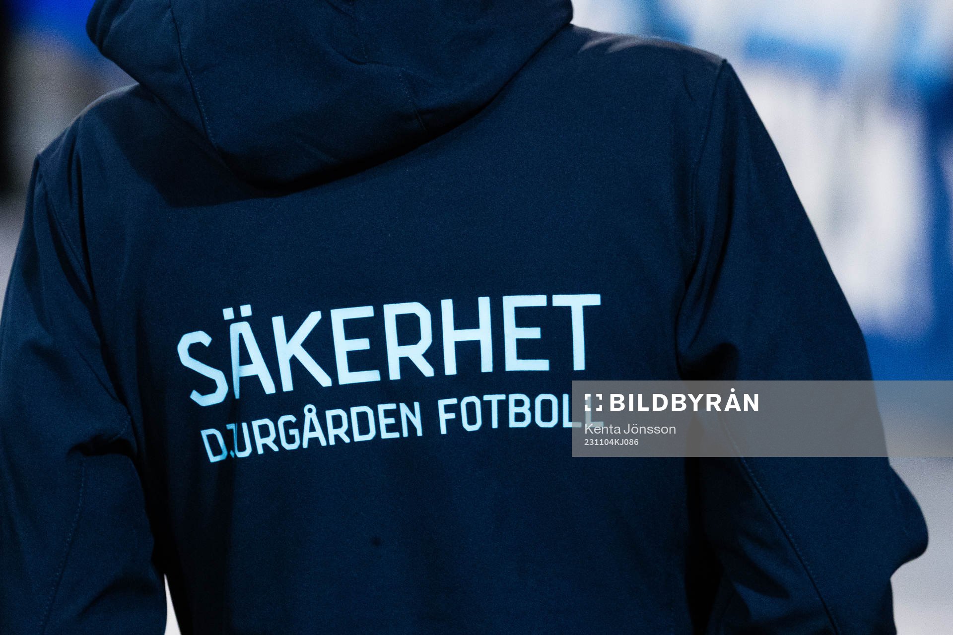 Djurgårdens säkerthetspersonal med en jacka