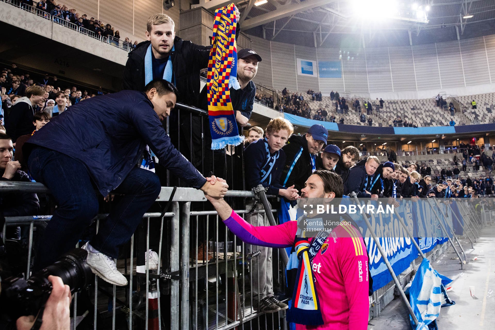 Djurgårdens målvakt Tommi Vaiho med supportrar