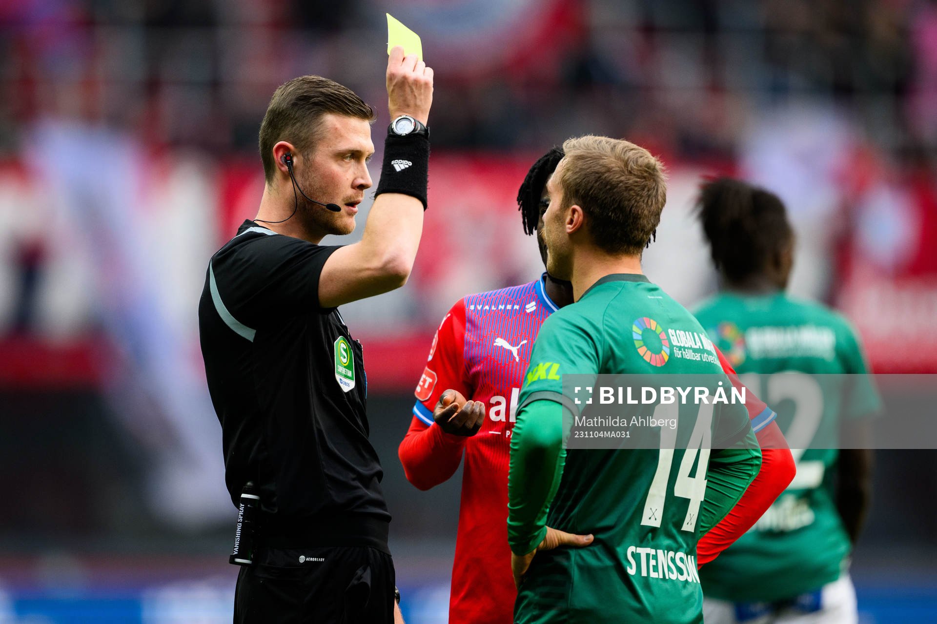 Domare Erik Mattsson varnar Brages Jacob Stensson