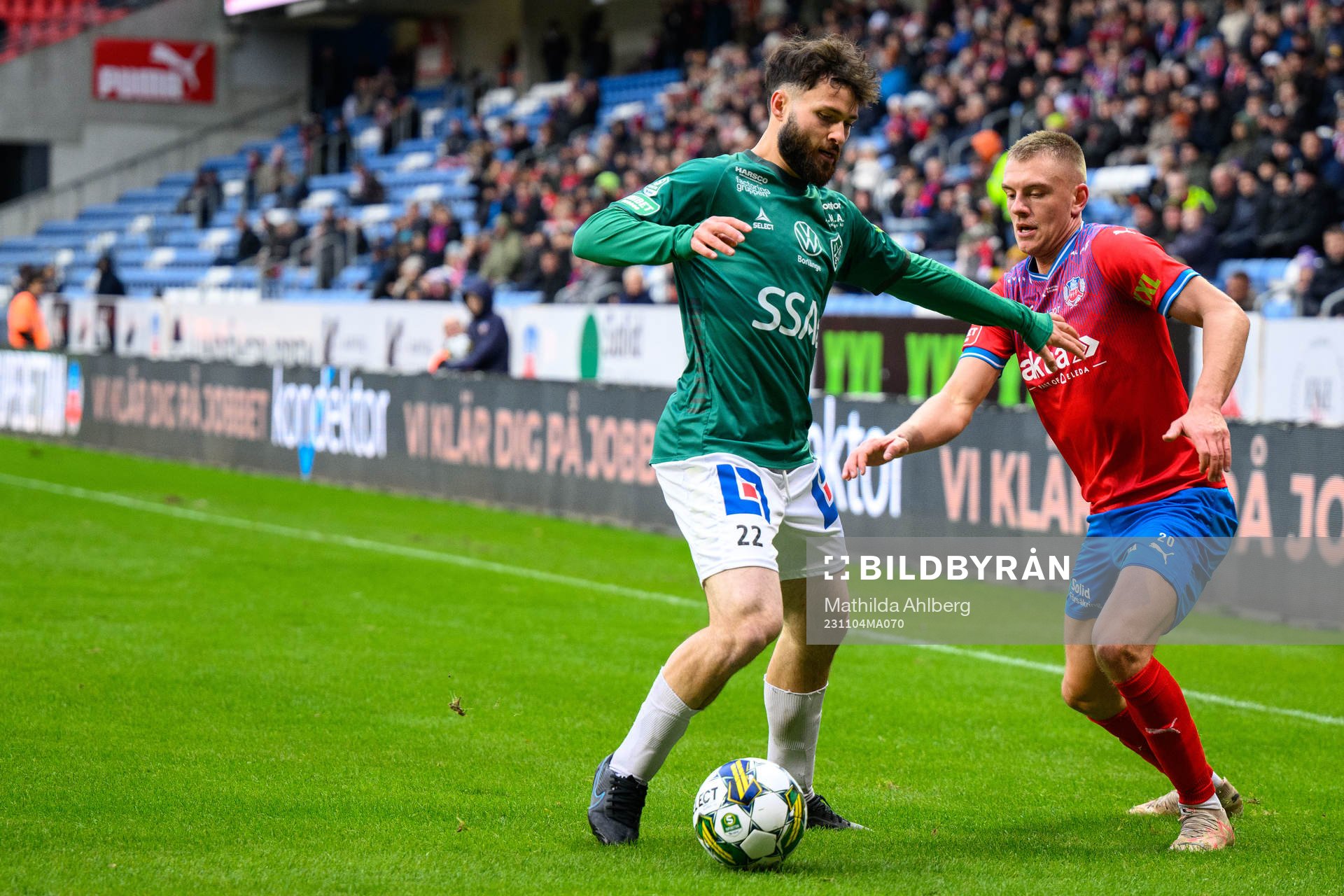 Brages Jonathan Syberg Tamimi och Helsingborgs Dennis Olsson under fotbollsmatchen i Superettan mellan Helsingborg och Brage den 4 november 2023 i Helsingborg.