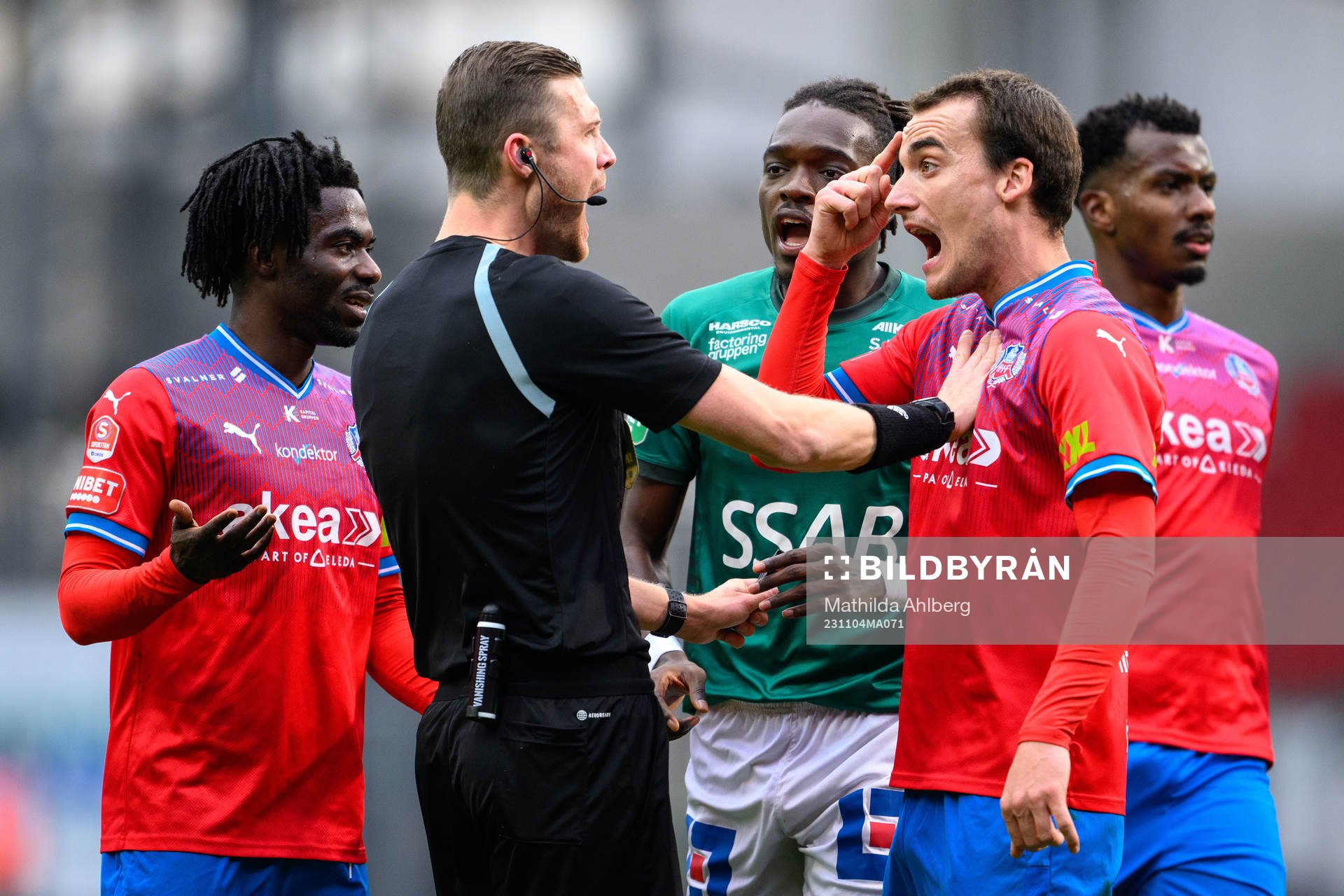 Domare Erik Mattsson och Helsingborgs Adam Hellborg