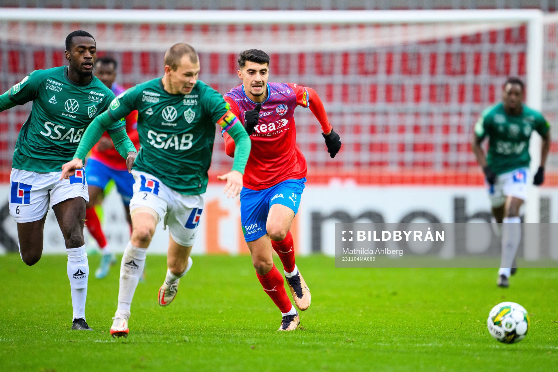 Brages Adil Titi och Alexander Zetterström i duell med Helsingborgs Amar Muhsin under fotbollsmatchen i Superettan mellan Helsingborg och Brage den 4 november 2023 i Helsingborg.