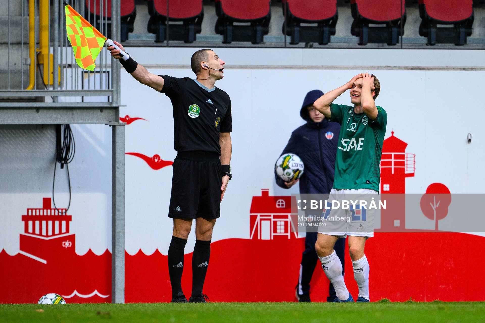 Assisterande domare Mirza Rovcanin och Brages Gustav Berggren under fotbollsmatchen i Superettan mellan Helsingborg och Brage den 4 november 2023 i Helsingborg. 