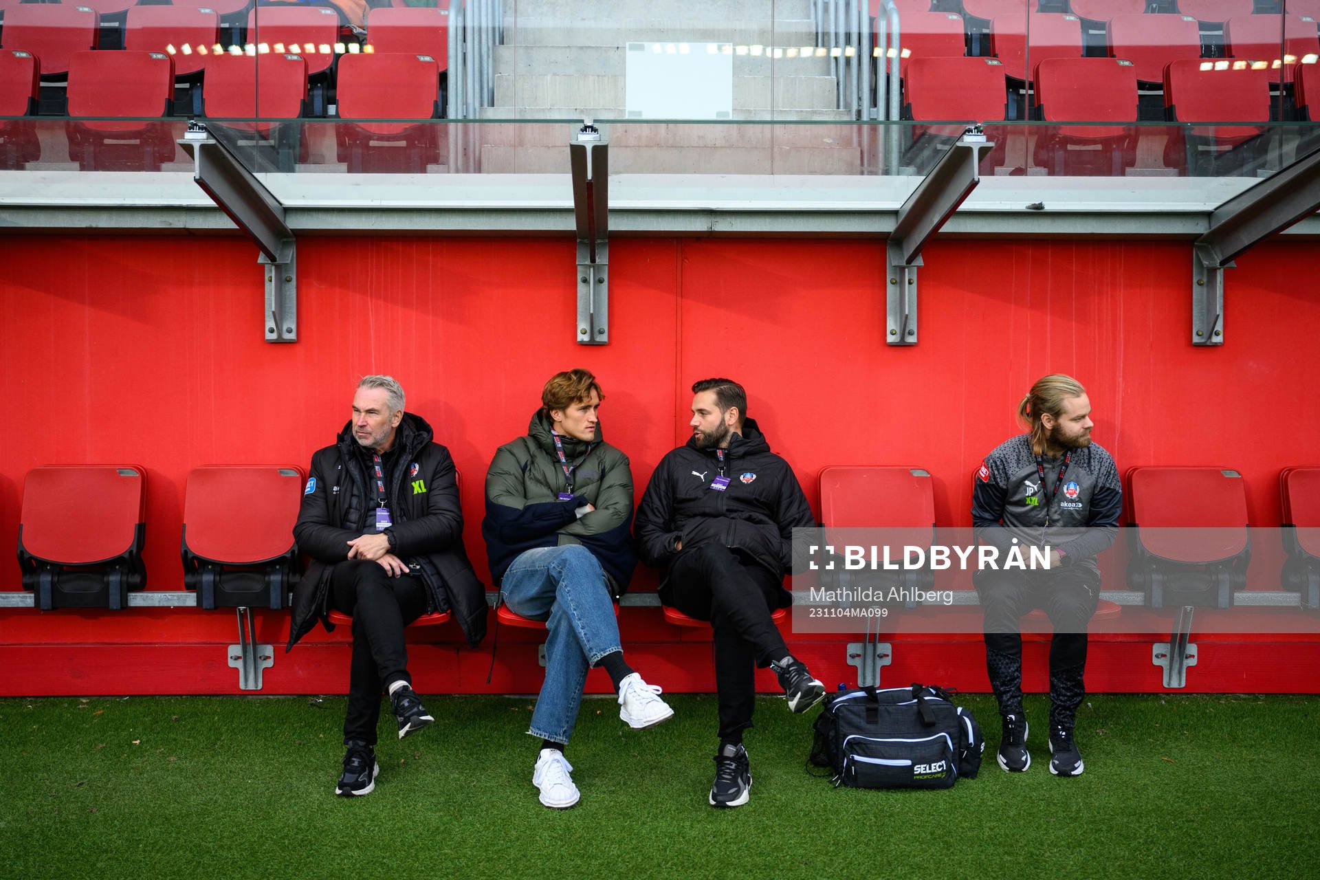 Helsingborgs idrottspsykologiska rådgivare Magnus Winter, Thomas Pauck Rogne och tillförordnade sportchef Mikael Dahlberg inför fotbollsmatchen i Superettan mellan Helsingborg och Brage den 4 november 2023 i Helsingborg.