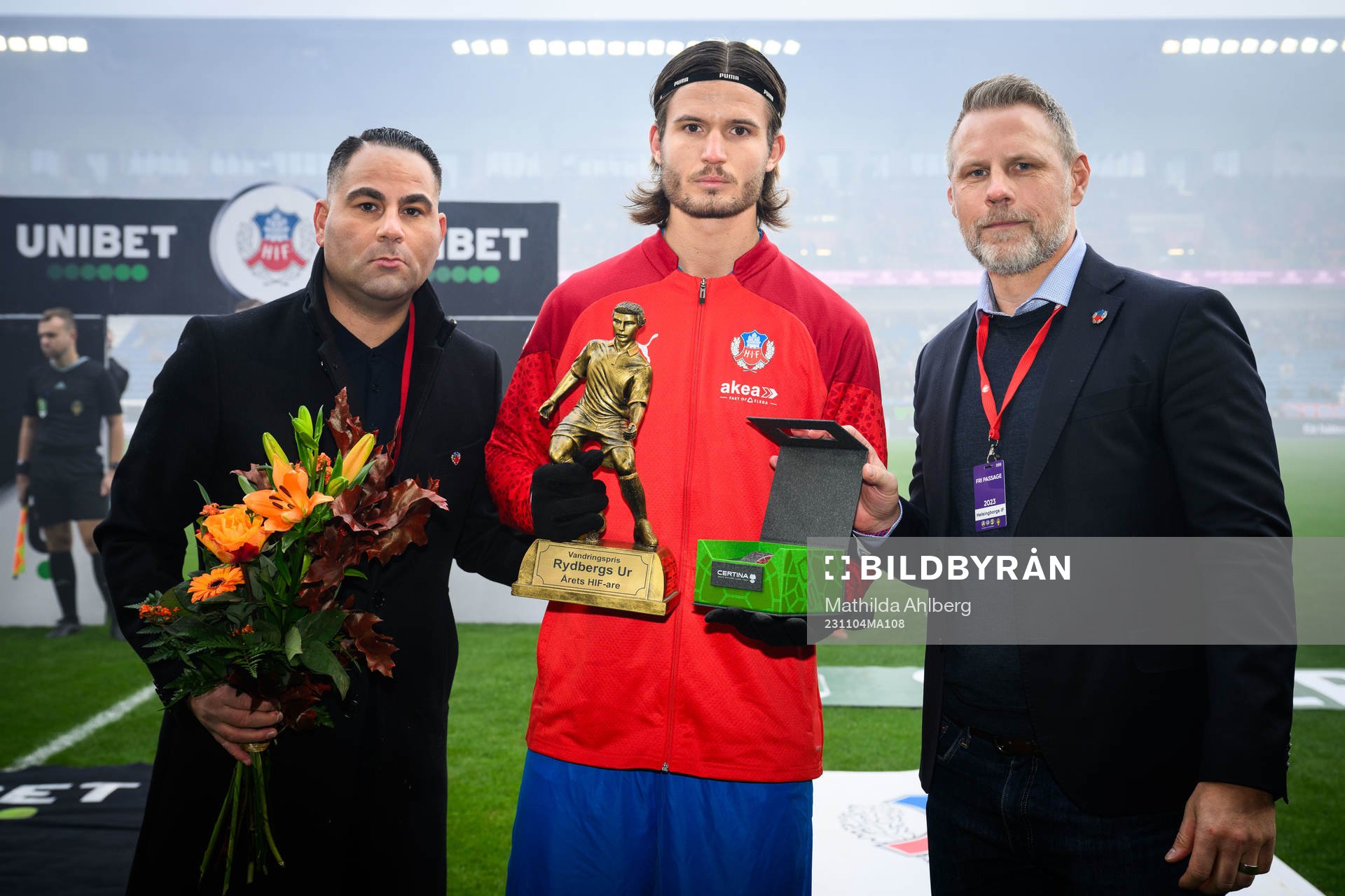 Helsingborgs vice klubbdirektör Reda Chahrour, Wilhelm Loeper och ordförande Fredrik Karlsson vid prisutdelning för Årets HIF:are inför fotbollsmatchen i Superettan mellan Helsingborg och Brage den 4 november 2023 i Helsingborg.