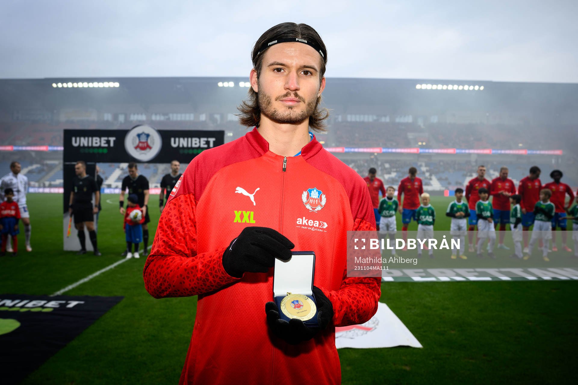 Helsingborgs Wilhelm Loeper tilldelas priset för att ha spelat 100 matcher i Helsingborg inför fotbollsmatchen i Superettan mellan Helsingborg och Brage den 4 november 2023 i Helsingborg.