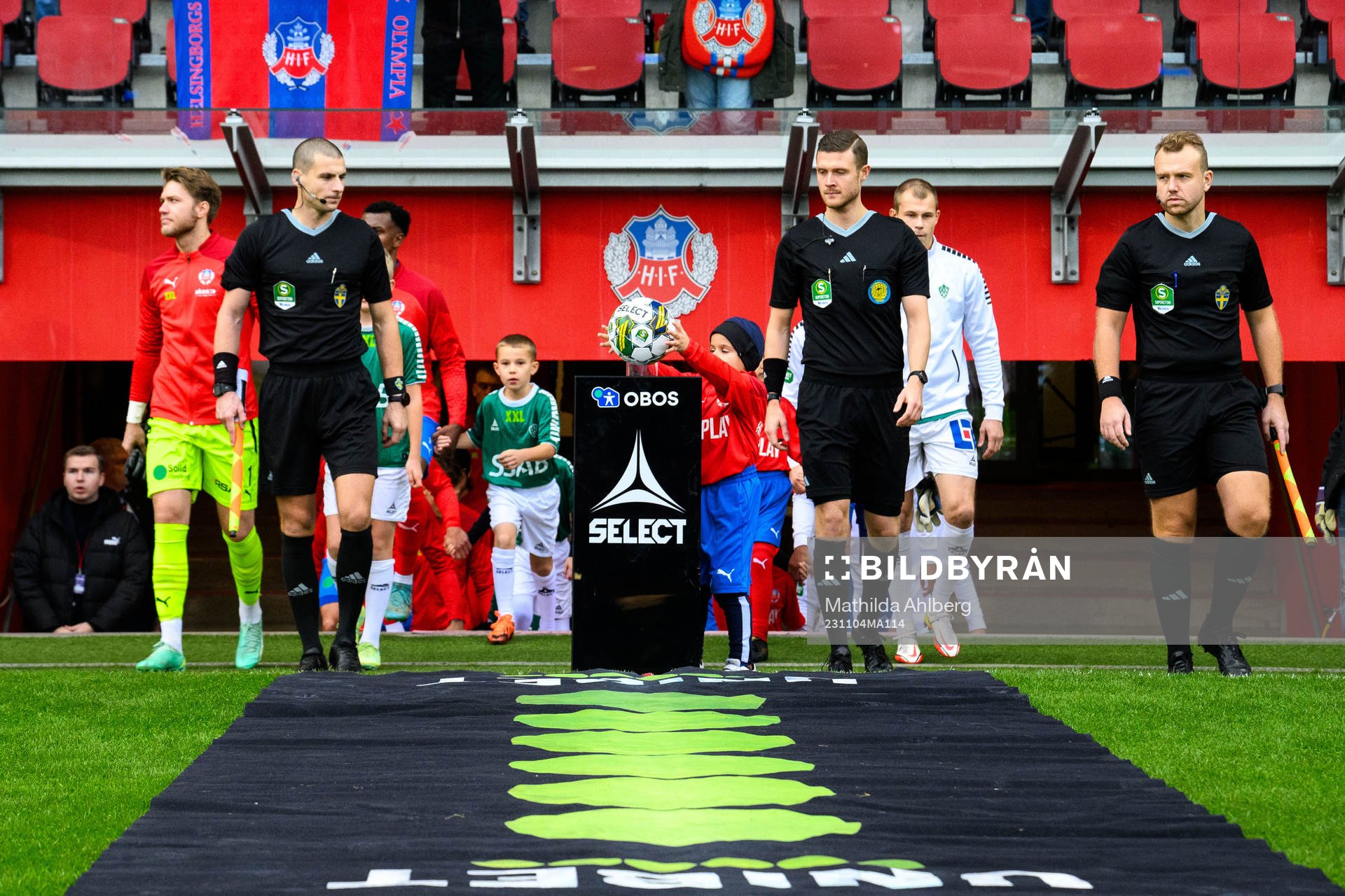 Assisterande domare Mirza Rovcanin, Domare Erik Mattsson och assisterande domare Ajdin Mlivic inför fotbollsmatchen i Superettan mellan Helsingborg och Brage den 4 november 2023 i Helsingborg.
