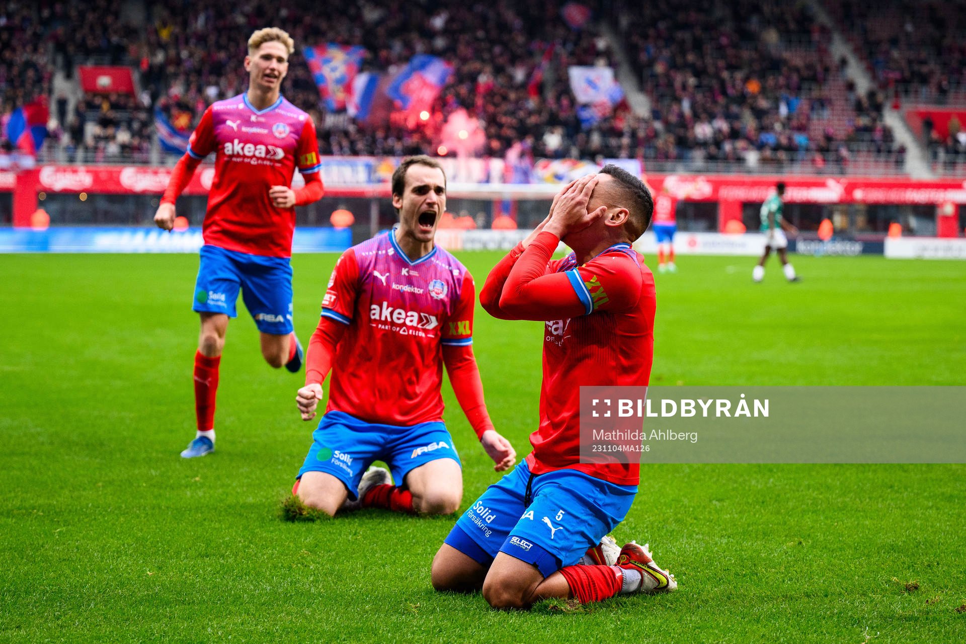 Helsingborgs Adam Hellborg och Cole Alexander jublar