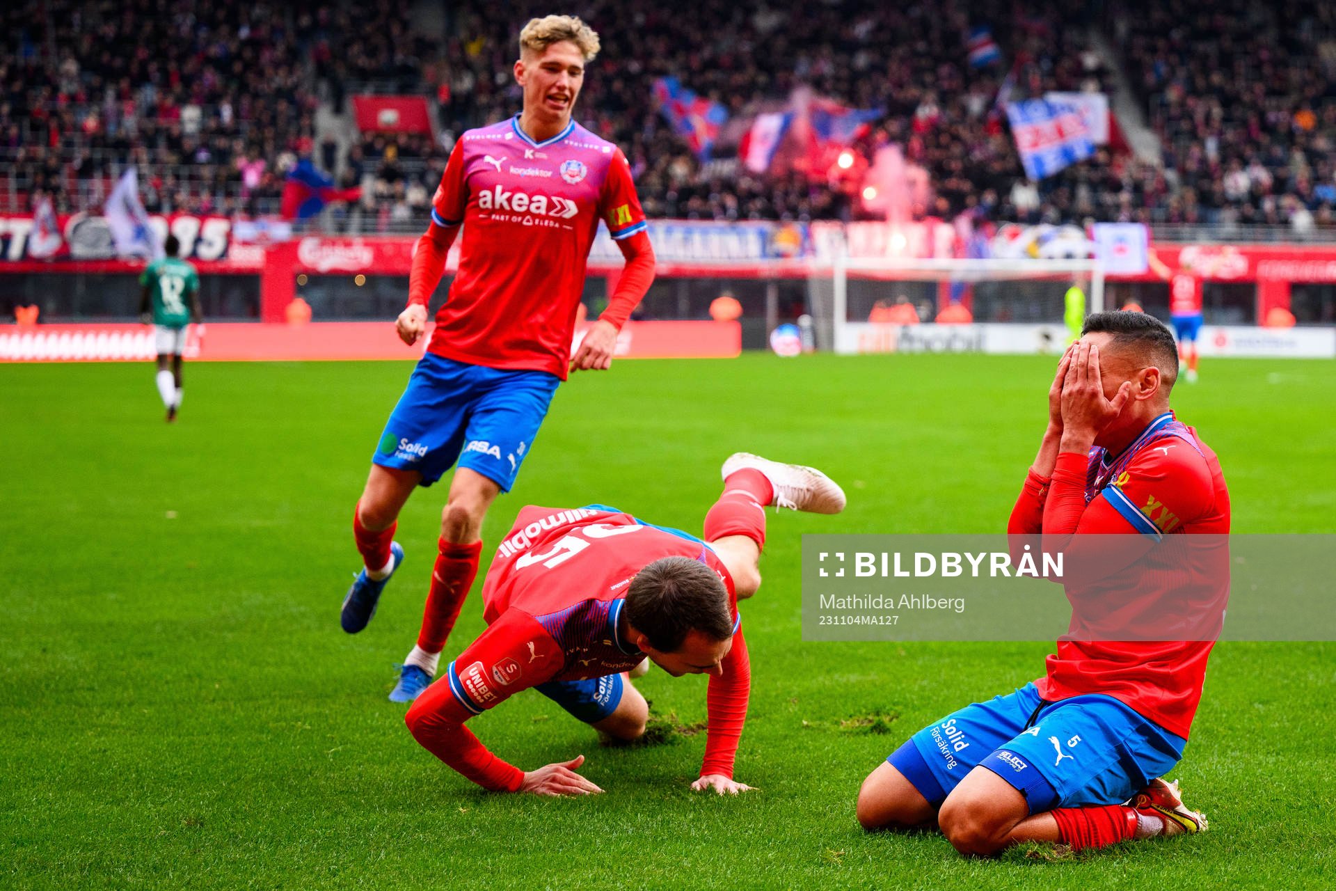 Helsingborgs Adam Hellborg faller och Cole Alexander jublar