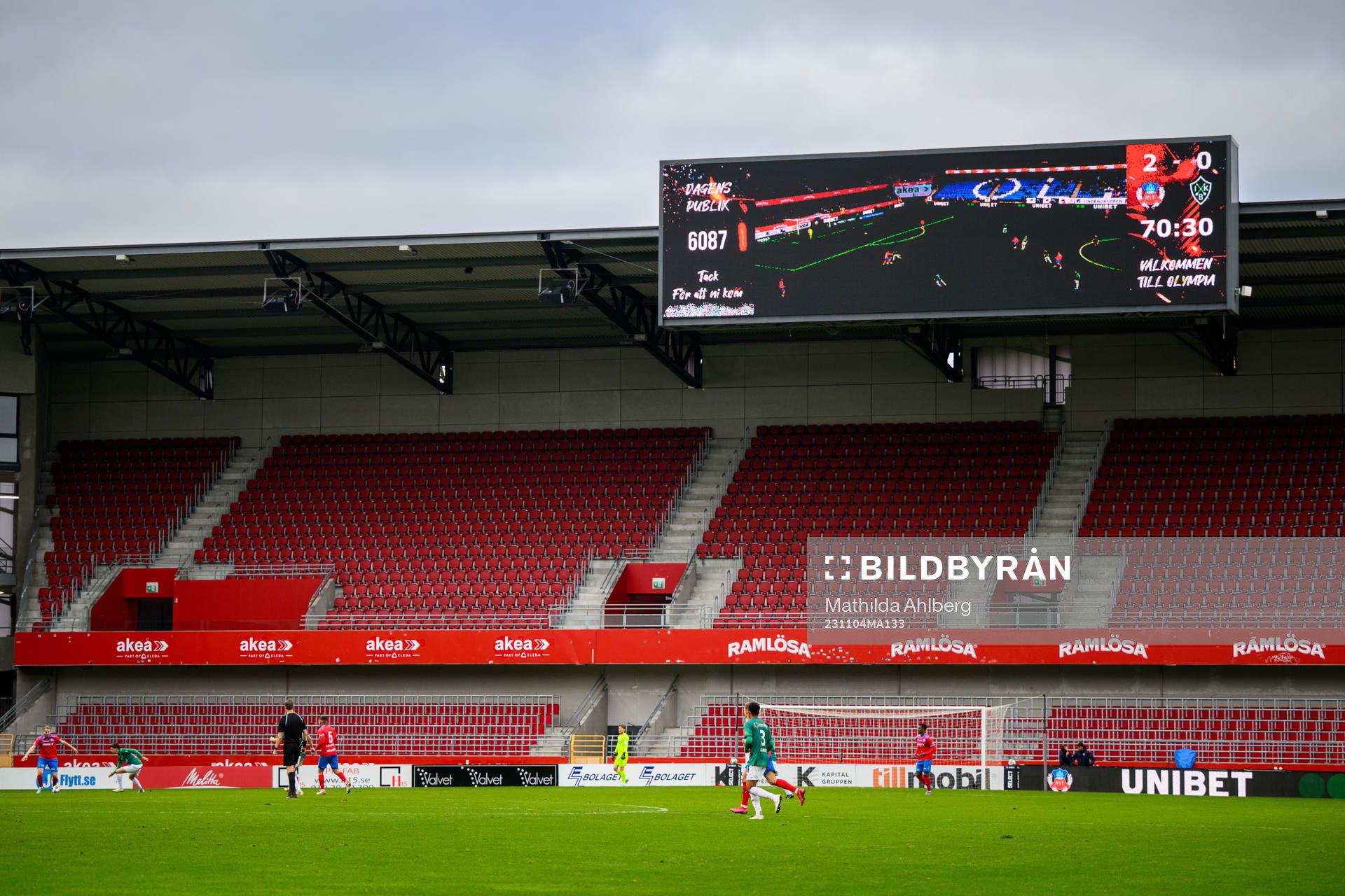 Publiksiffran 6087 visas på storbildsskärm under fotbollsmatchen i Superettan mellan Helsingborg och Brage den 4 november 2023 i Helsingborg.
