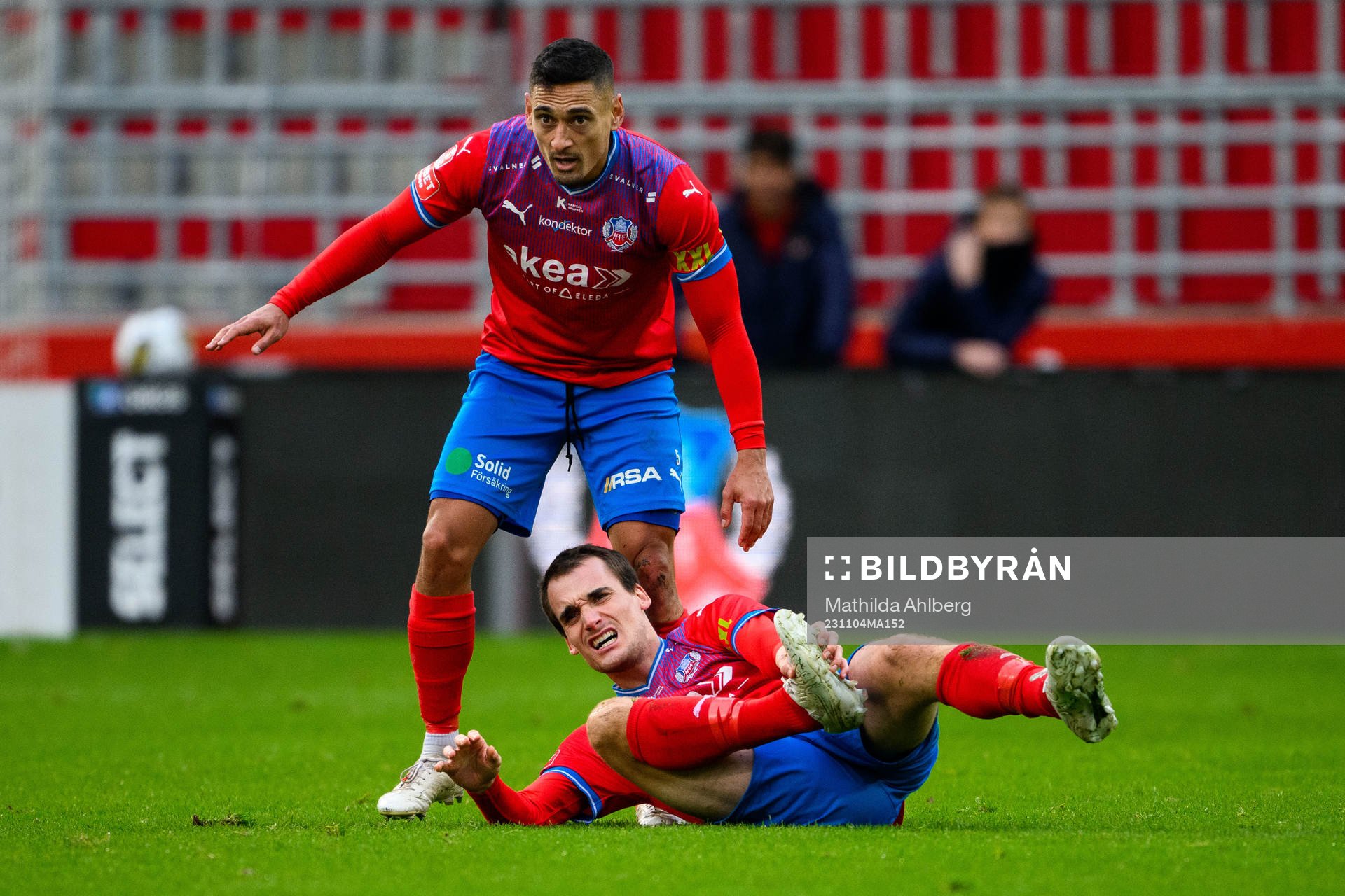 Helsingborgs Cole Alexander och Adam Hellborg under fotbollsmatchen i Superettan mellan Helsingborg och Brage den 4 november 2023 i Helsingborg.