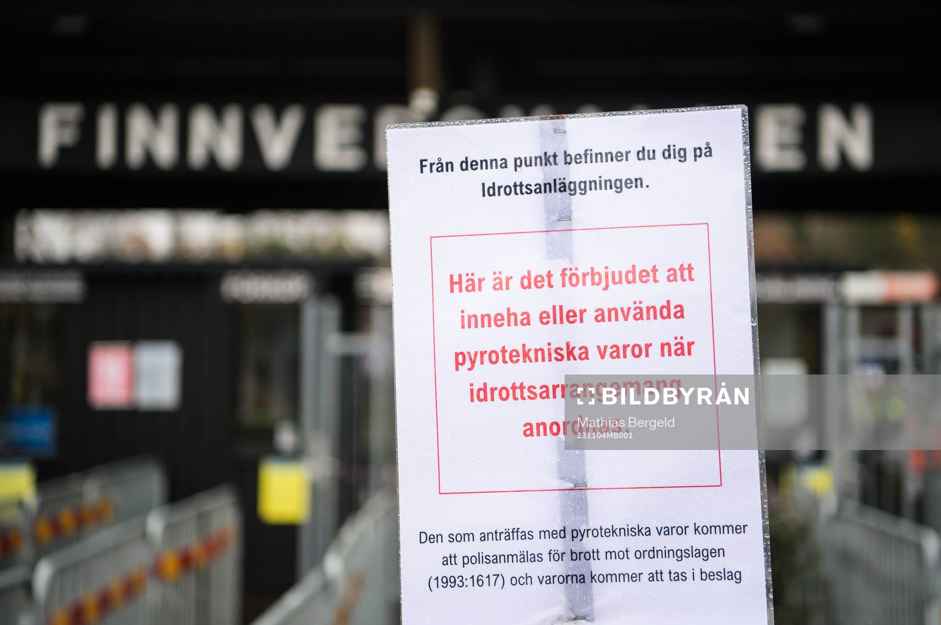 En förbudsskylt för pyroteknik vid entrén