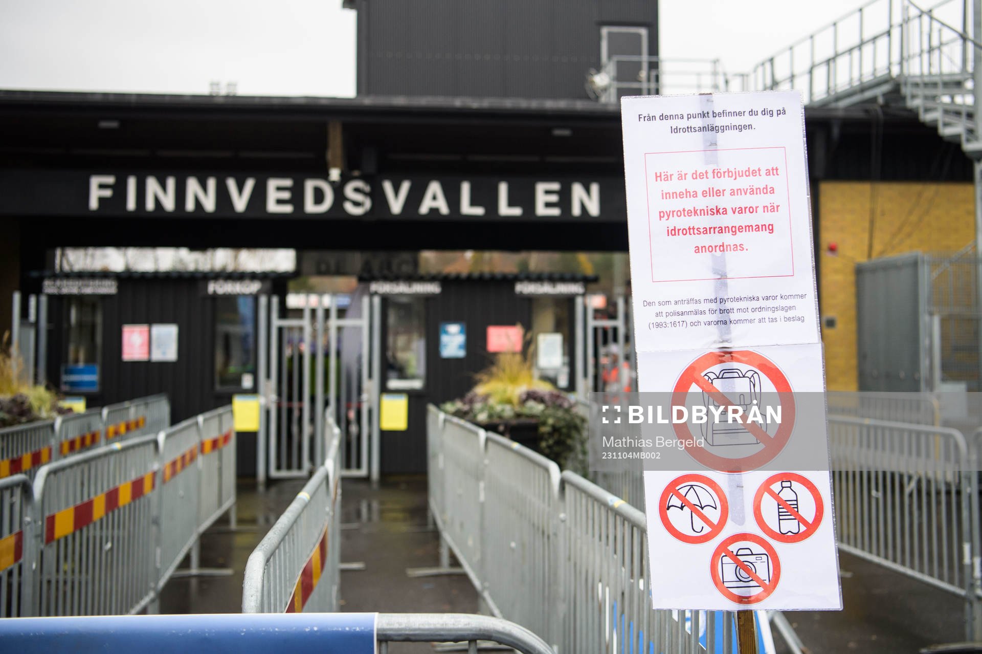 Förbudsskylt mot pyroteknik och väskor vid entrén