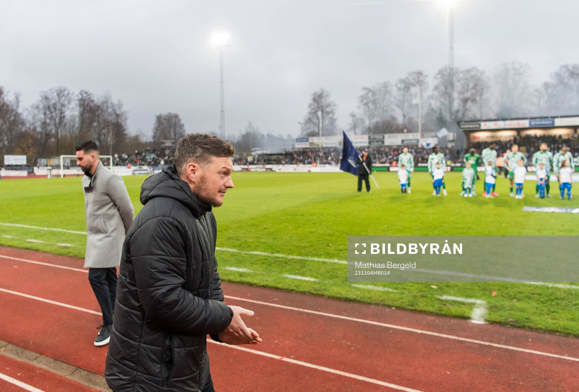 Hammarbys tränare Abel Lorincz och Värnamos tränare Kim Hellberg inför fotbollsmatchen i Allsvenskan mellan Värnamo och Hammarby den 4 november 2023 i Värnamo.