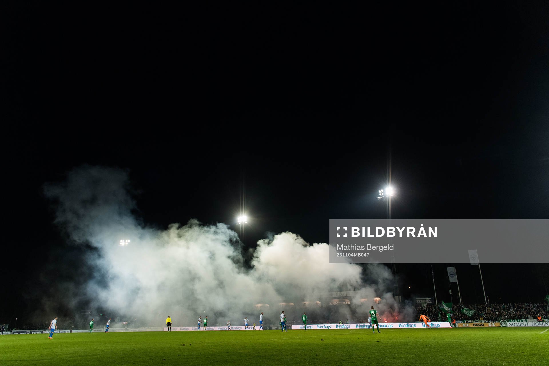 Rök från pyroteknik under fotbollsmatchen i Allsvenskan mellan Värnamo och Hammarby den 4 november 2023 i Värnamo. 
