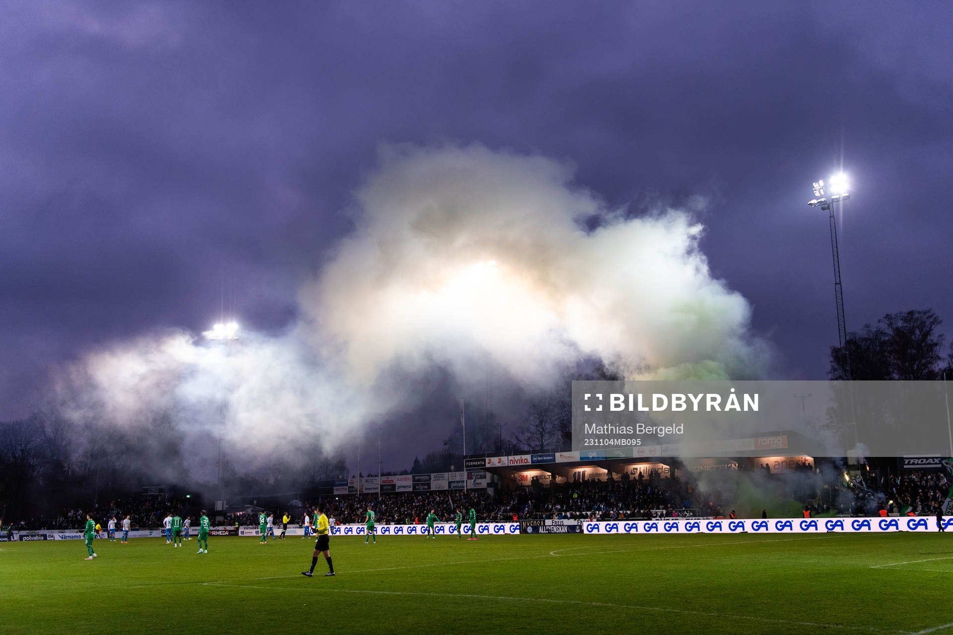 Rök från pyroteknik över Finnvedsvallen