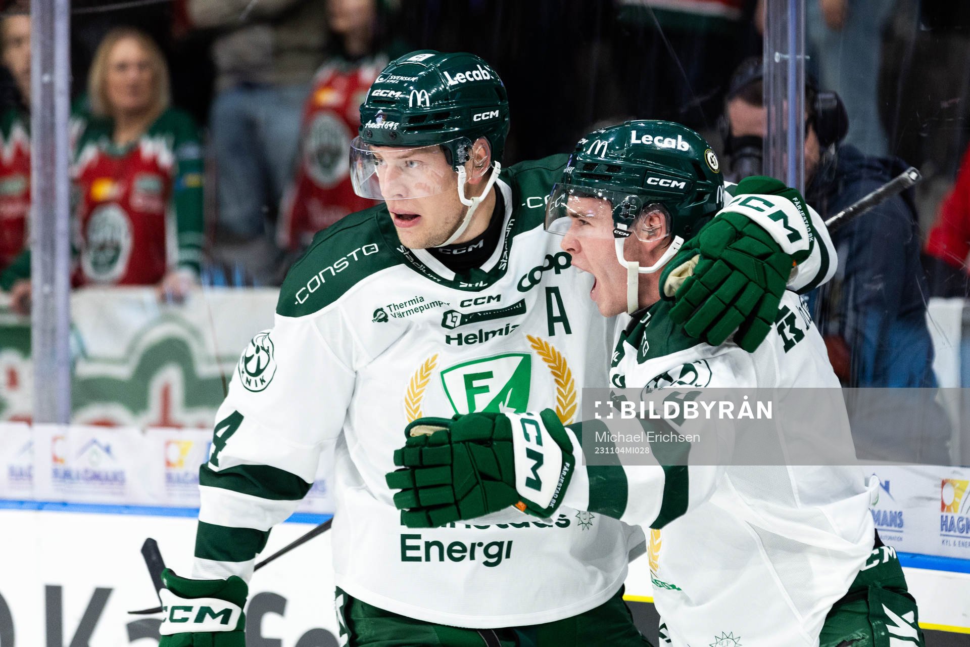 Färjestads Oscar Lawner och Victor Ejdsell jublar