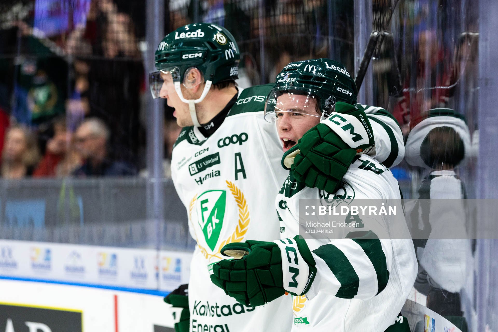 Färjestads Oscar Lawner och Victor Ejdsell jublar