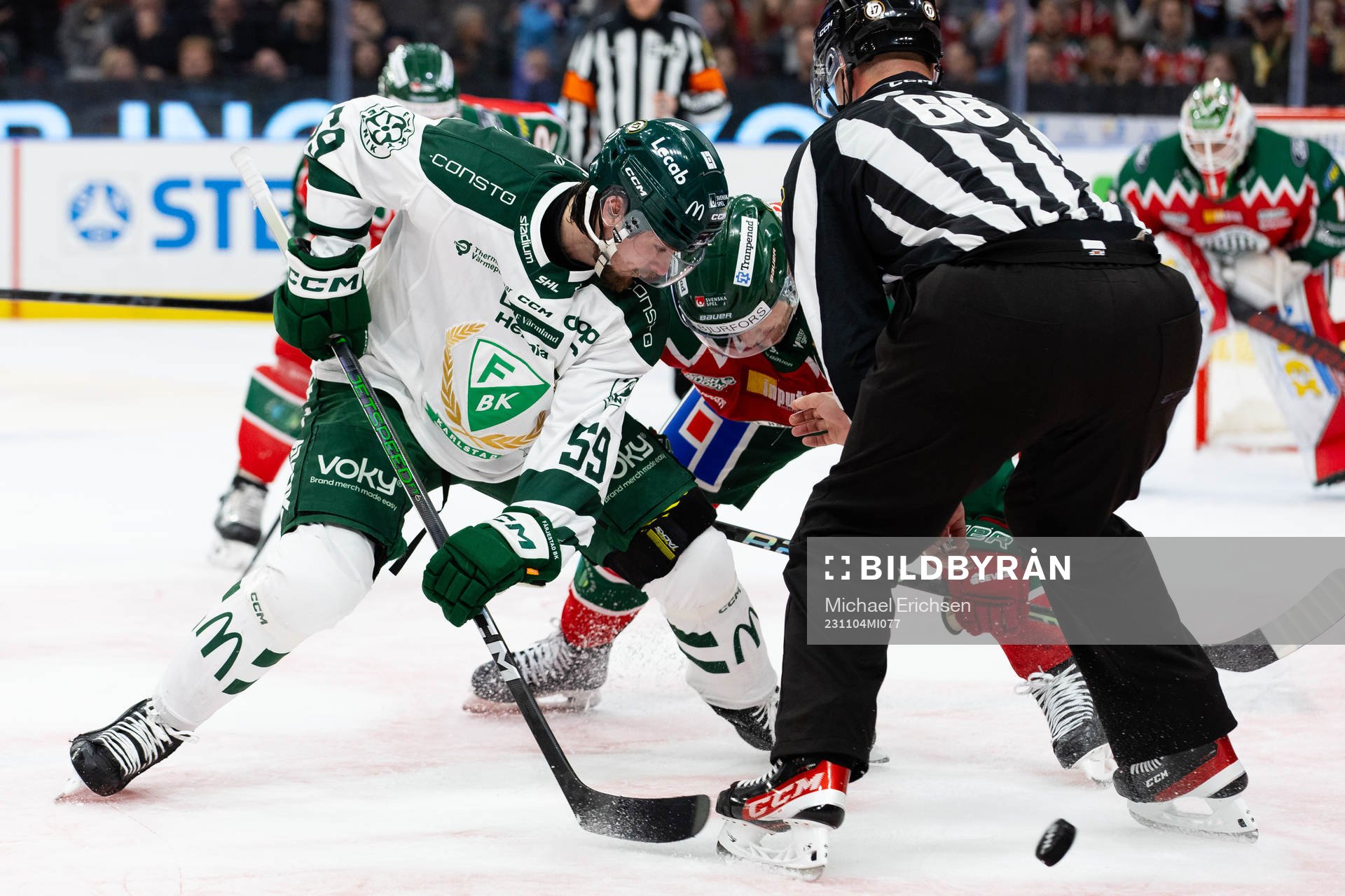 Färjestads Linus Johansson tekar mot Frölundas Nicklas