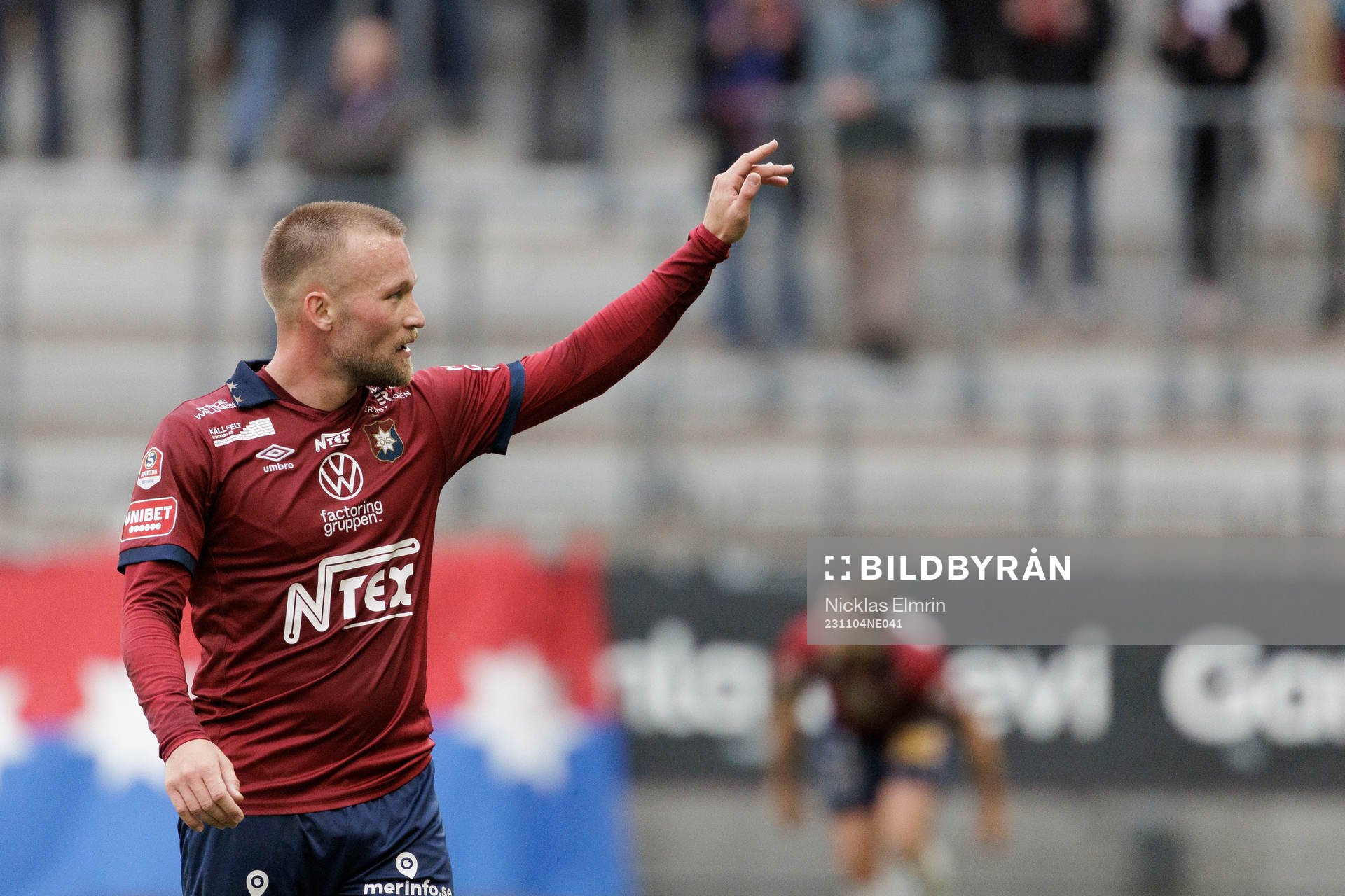 Örgrytes Nicklas Bärkroth tackar publiken