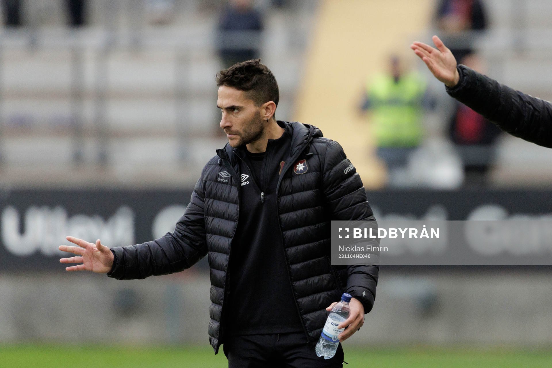 Örgrytes tränare Xabier Ruiz Ocenda och assisterande tränare Albin Sheqiri under fotbollsmatchen i Superettan mellan Örgryte och Västerås SK den 4 november 2023 i Göteborg.
