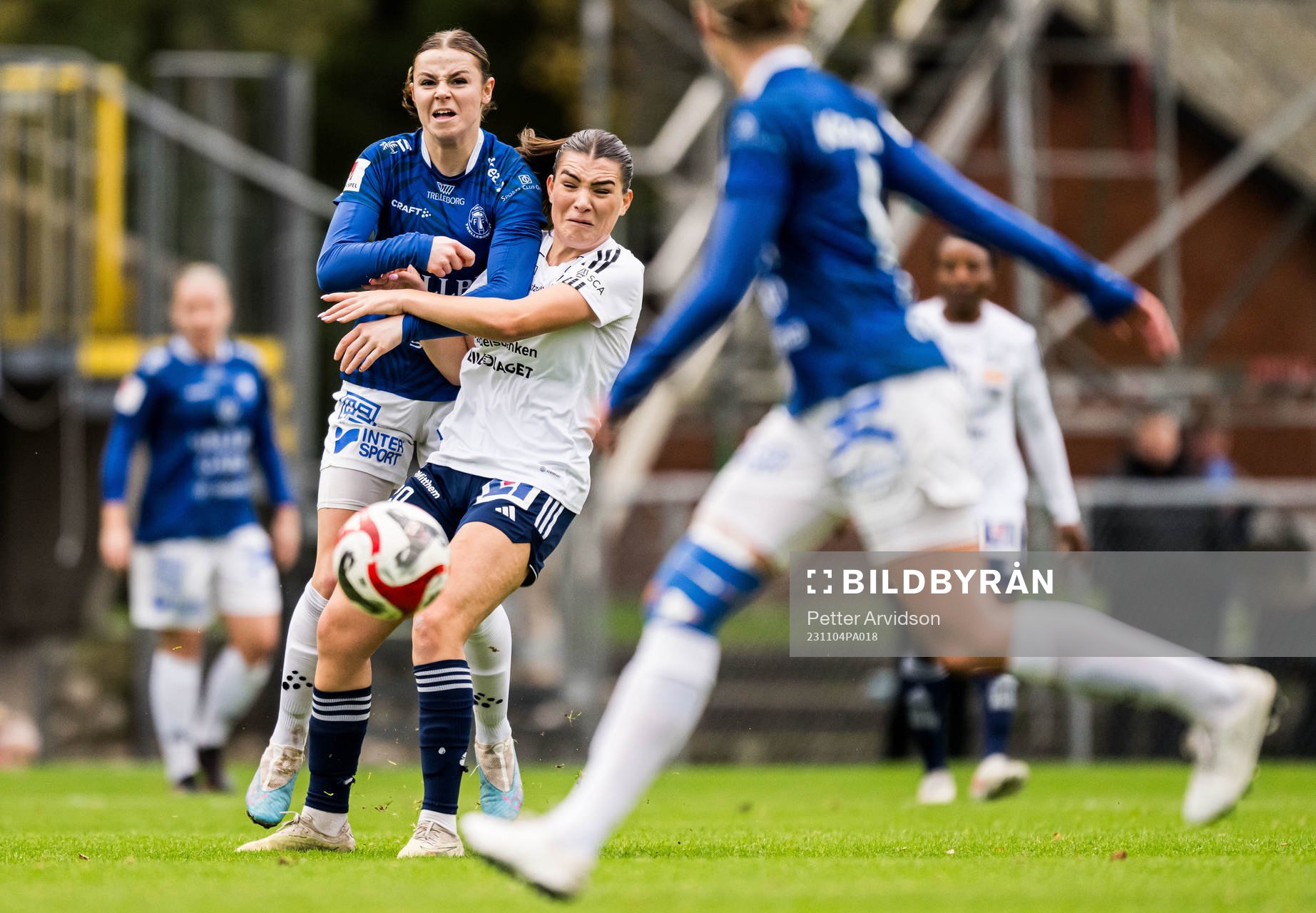 Trelleborgs Alice Egnér och Sundsvalls Blerta Smaili under fotbollsmatchen i Elitettan mellan Trelleborg och Sundsvall den 4 november 2023 i Trelleborg. 