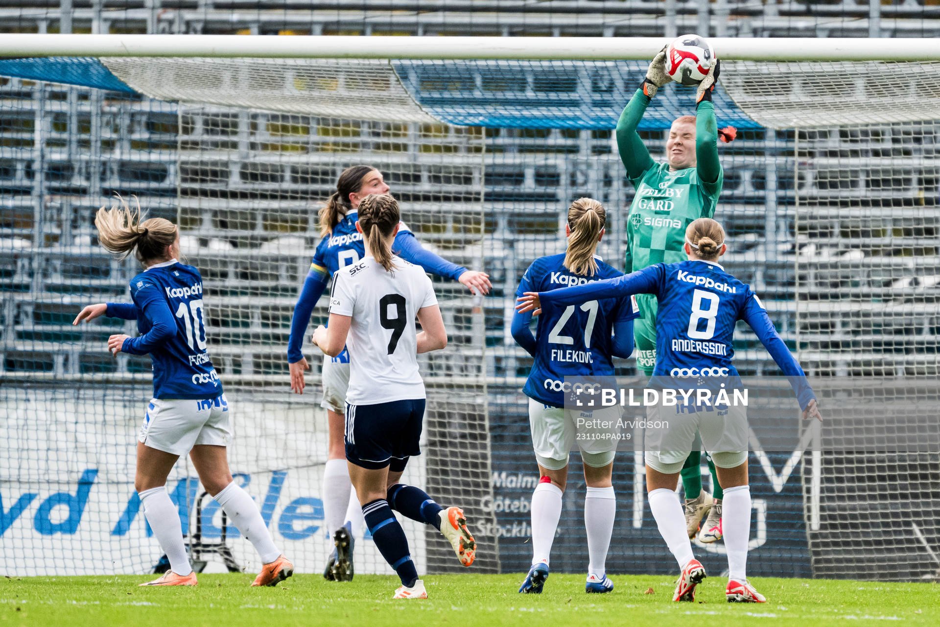 Trelleborgs målvakt Emma Svensson under fotbollsmatchen i Elitettan mellan Trelleborg och Sundsvall den 4 november 2023 i Trelleborg.