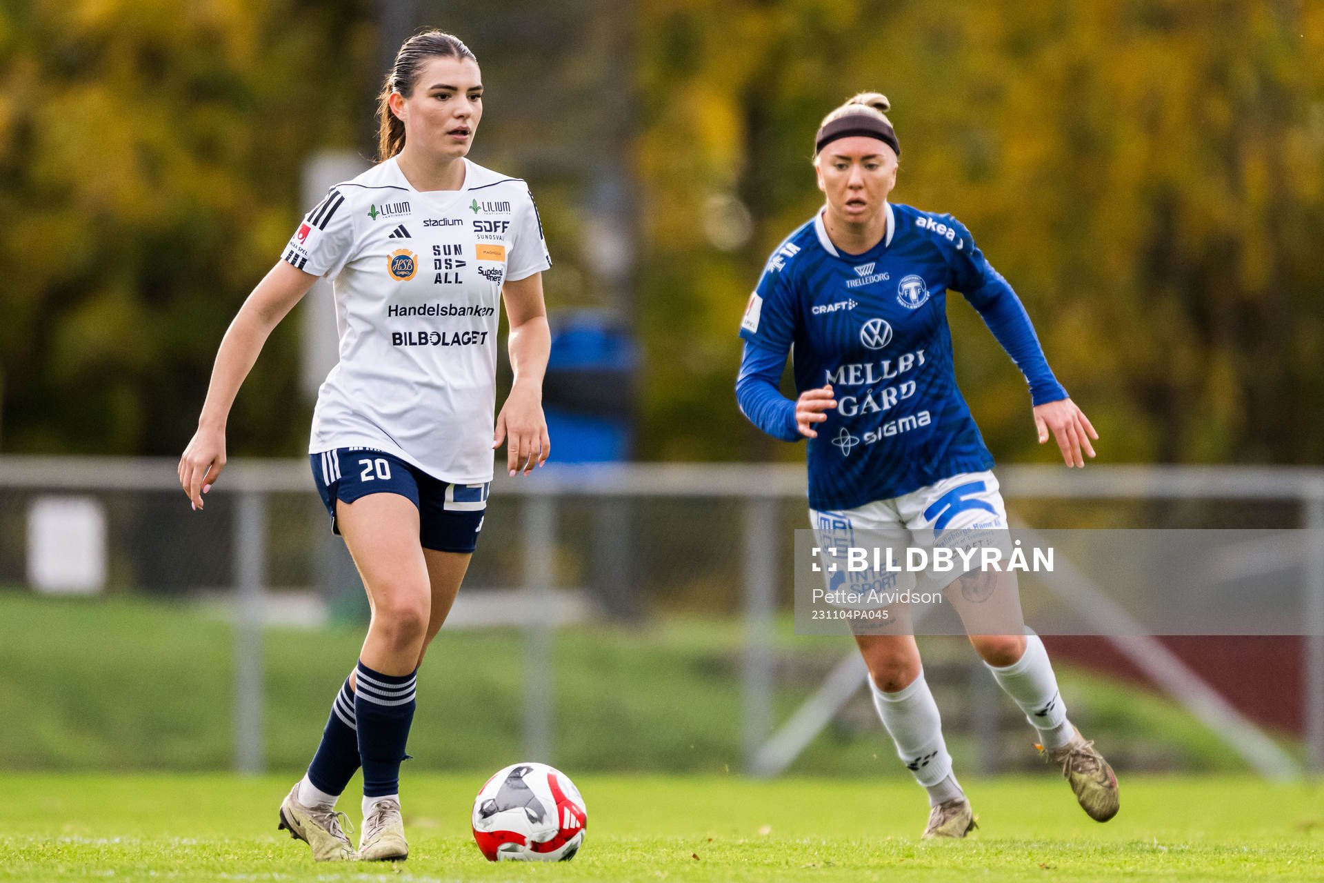 Sundsvalls Blerta Smaili och Trelleborgs Linnea Prambrant under fotbollsmatchen i Elitettan mellan Trelleborg och Sundsvall den 4 november 2023 i Trelleborg.