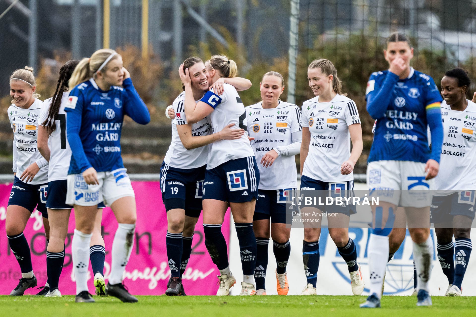 Sundsvalls Ella Björkman och Amanda Hagelberg jublar