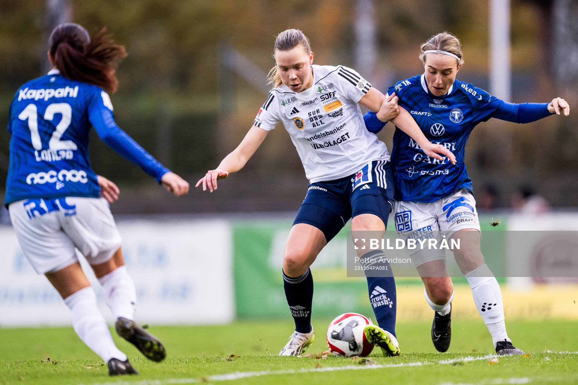 Sundsvalls Juulia Grönlund och Trelleborgs Viktoria Persson under fotbollsmatchen i Elitettan mellan Trelleborg och Sundsvall den 4 november 2023 i Trelleborg.