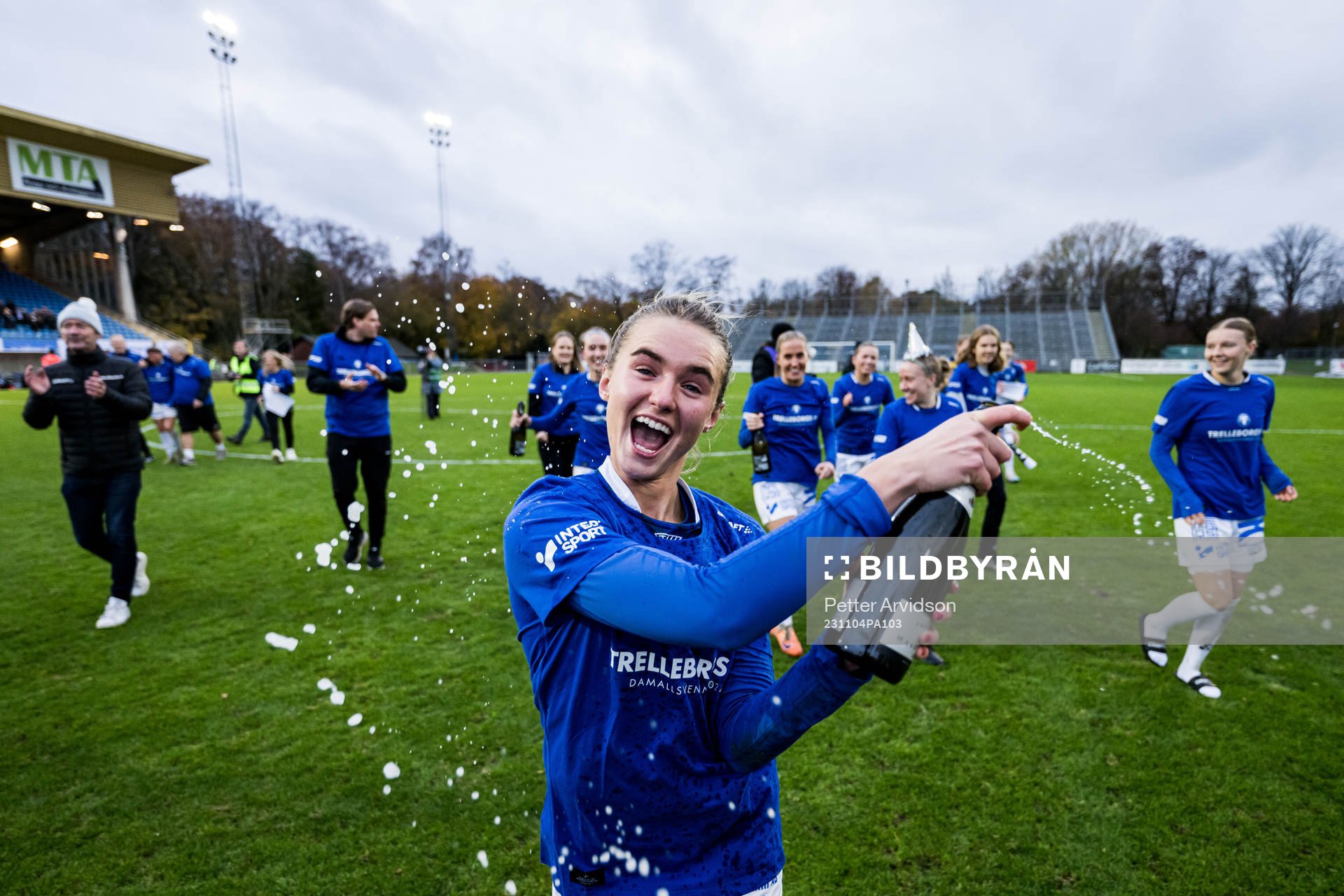 Trelleborgs Rio Strand jublar efter avancemanget till Damallsvenskan efter fotbollsmatchen i Elitettan mellan Trelleborg och Sundsvall den 4 november 2023 i Trelleborg.