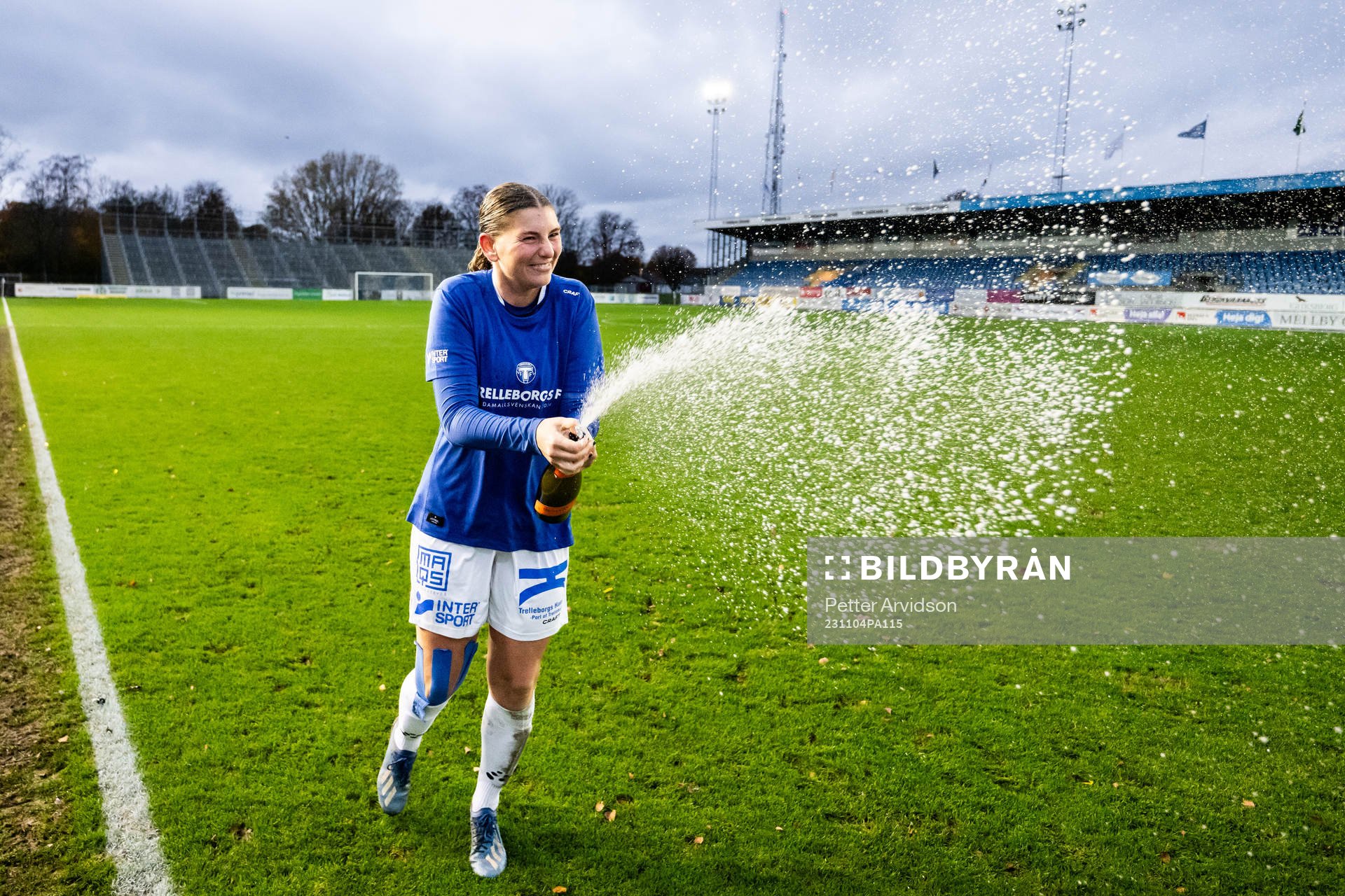 Trelleborgs Saga Ollerstam jublar efter avancemanget till Damallsvenskan efter fotbollsmatchen i Elitettan mellan Trelleborg och Sundsvall den 4 november 2023 i Trelleborg.