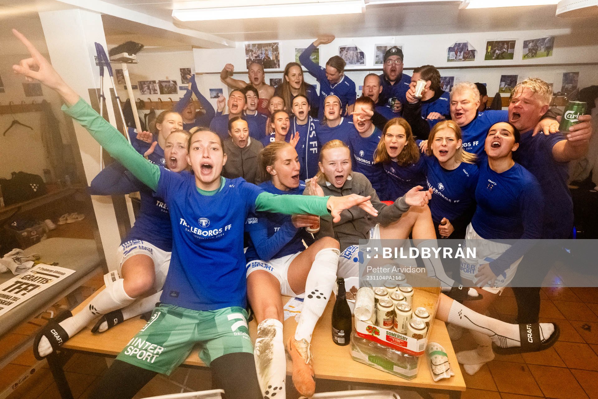 Trelleborgs spelare jublar i omklädningsrummet efter avancemanget till Damallsvenskan efter fotbollsmatchen i Elitettan mellan Trelleborg och Sundsvall den 4 november 2023 i Trelleborg.