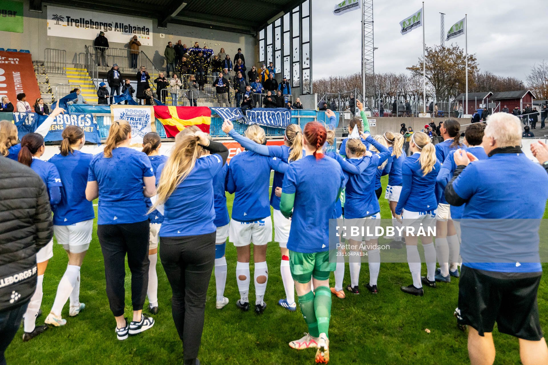 Trelleborgs supportrar och spelare jublar