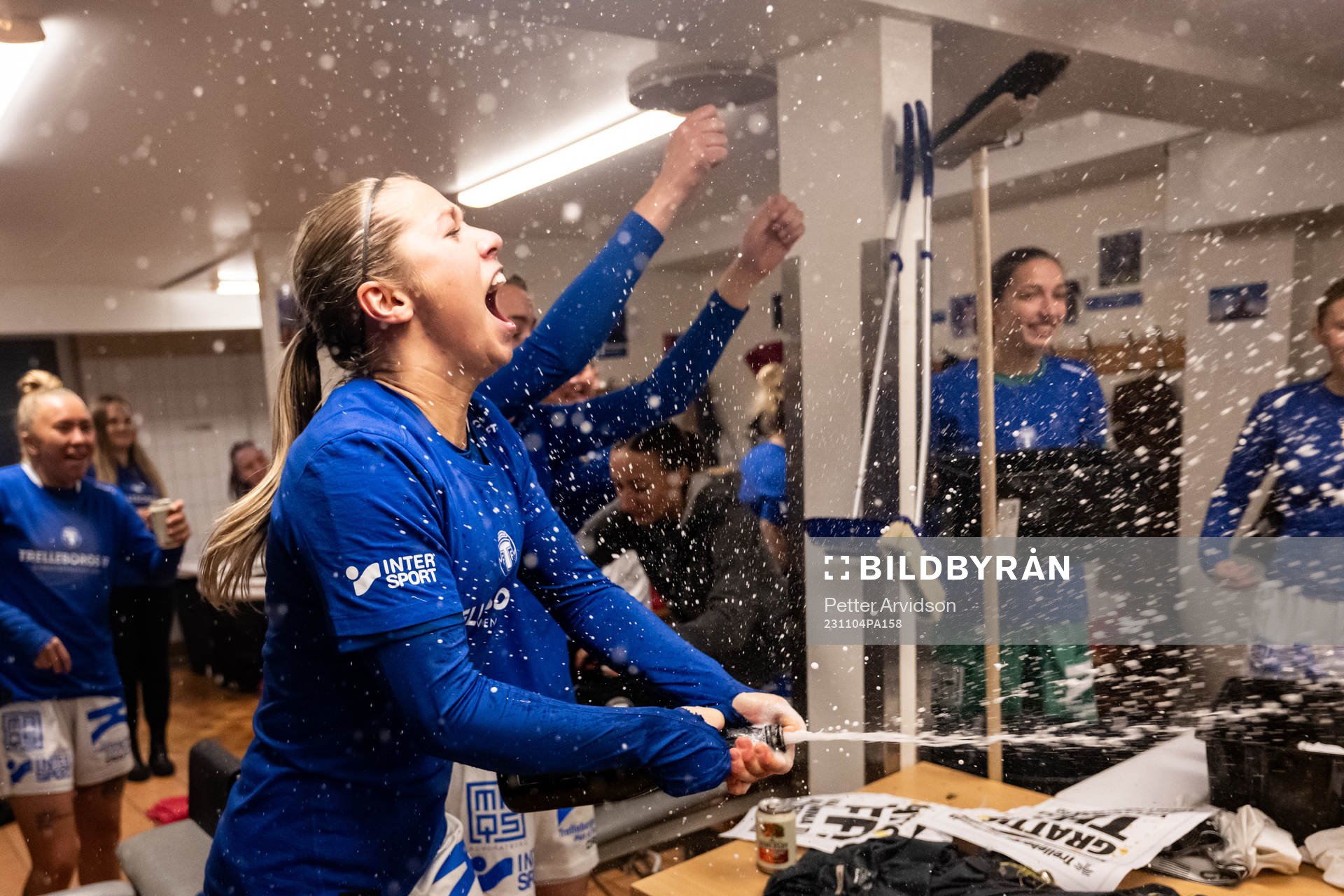 Trelleborgs Elina Lenir jublar i omklädningsrummet efter avancemanget till Damallsvenskan efter fotbollsmatchen i Elitettan mellan Trelleborg och Sundsvall den 4 november 2023 i Trelleborg.