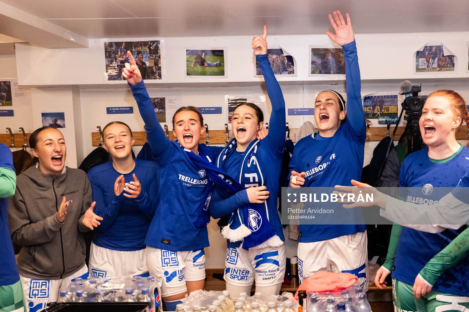 Trelleborgs målvakt Somea Polozen, Tilde Olsson, Matilda Andersson, Rio Strand, Alice Egnér och Edina Filekovic jublar i omklädningsrummet efter avancemanget till Damallsvenskan efter fotbollsmatchen i Elitettan mellan Trelleborg och Sundsvall den 4 november 2023 i Trelleborg.