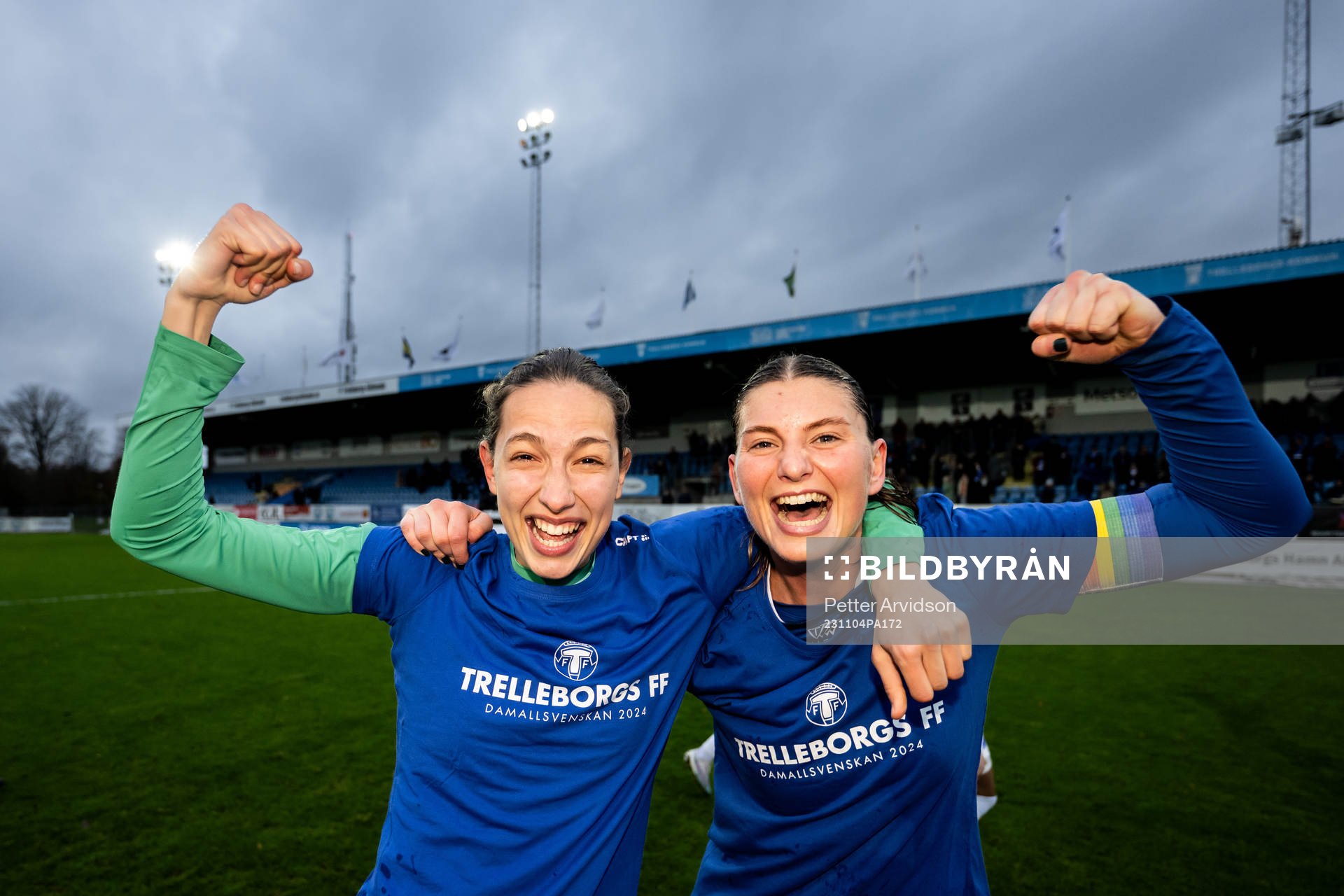 Trelleborgs målvakt Somea Polozen och Saga Ollerstam jublar