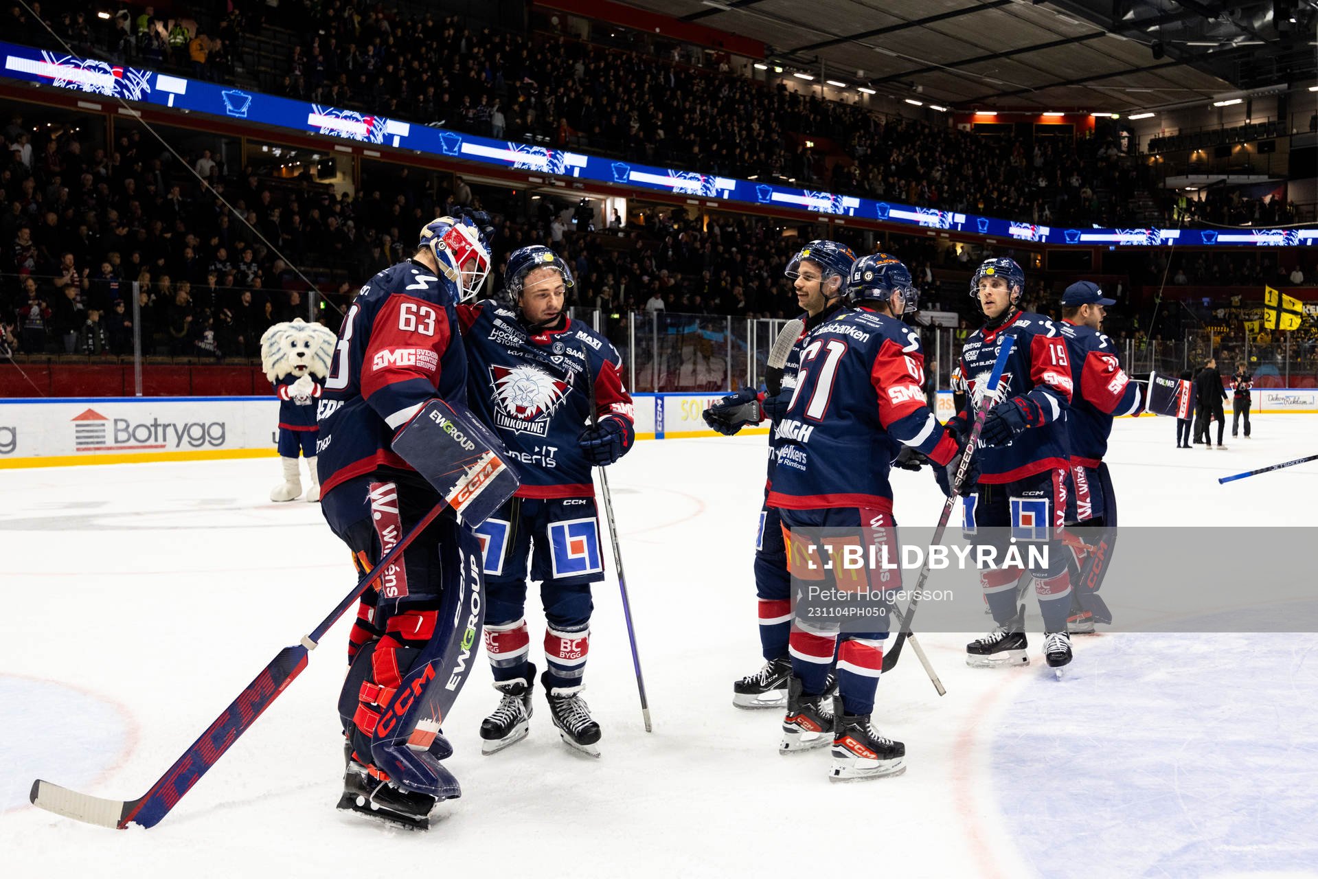 Linköpings målvakt Marcus Högberg jublar med lagkamrater