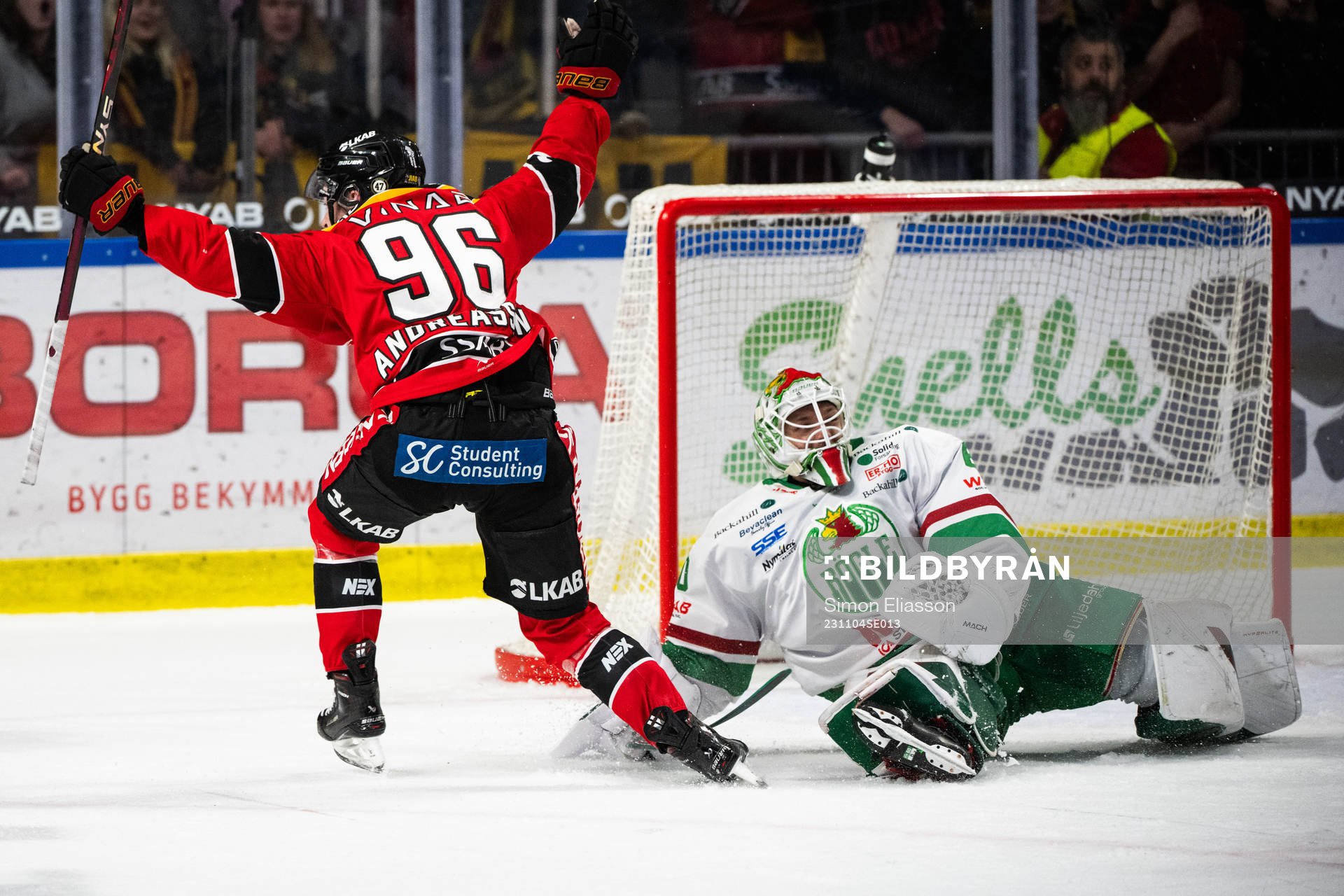 Luleås Pontus Andreasson jublar och Rögles målvakt Petr
