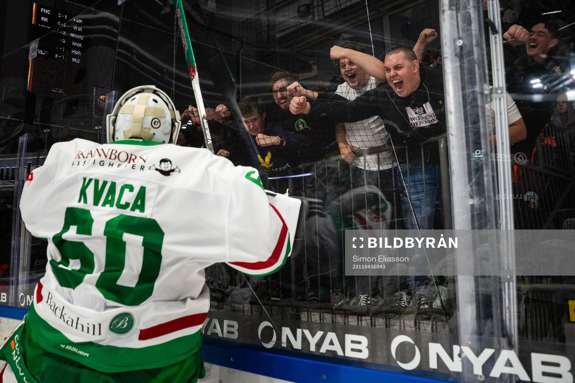 Rögles målvakt Petr Kvaca jublar och tackar supportrar
