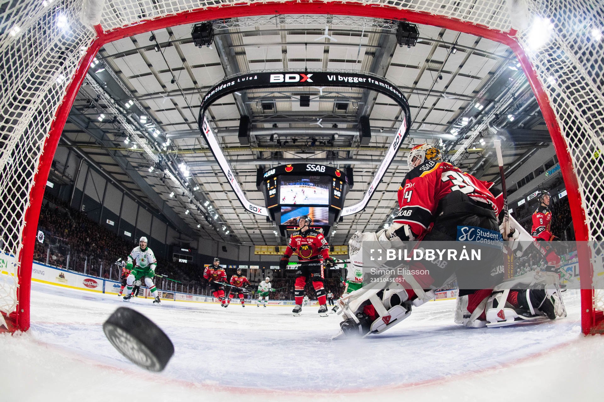 Rögles Rodrigo Abols (ej i bild) gör 2-2 bakom Luleås
