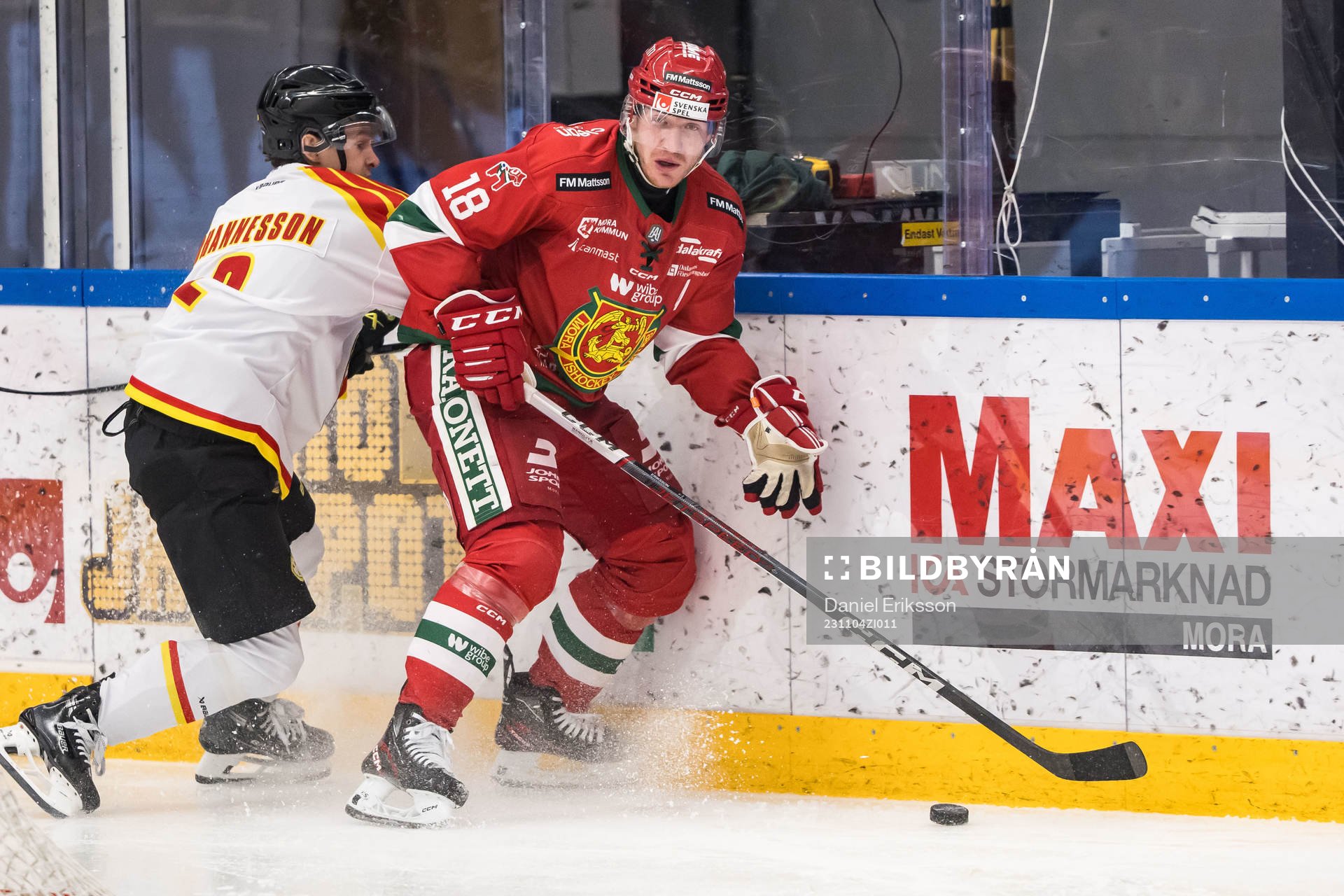 Brynäs IFs Anton Johannesson och Mora IKs Henrik Eriksson