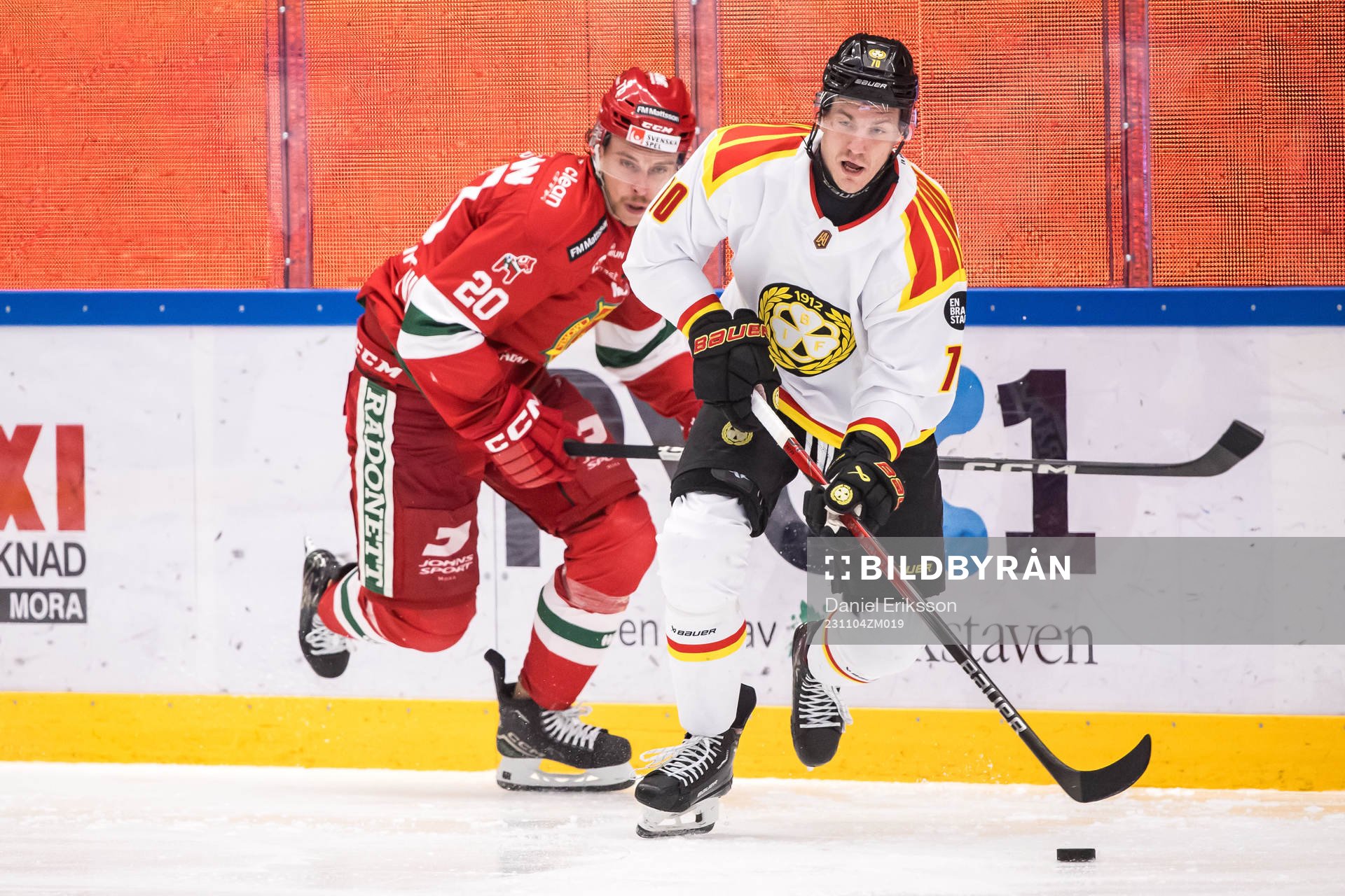 Mora IKs Gustav Willman-Borvik och Brynäs IFs Johan Larsson