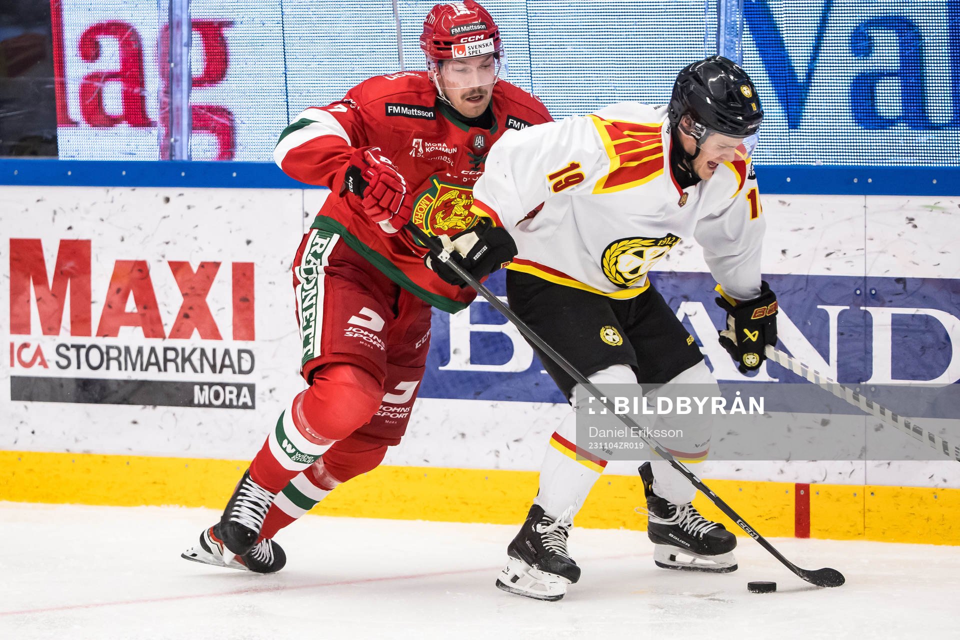 Mora IKs Andre Dahlqvist och Brynäs IFs Tyler Kelleher