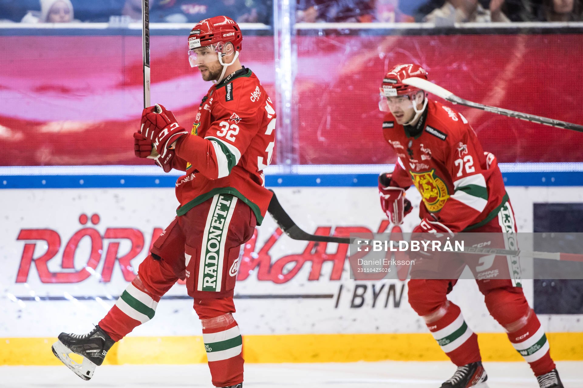 Mora IKs Markus Modigs jublar och Phillip Schultz